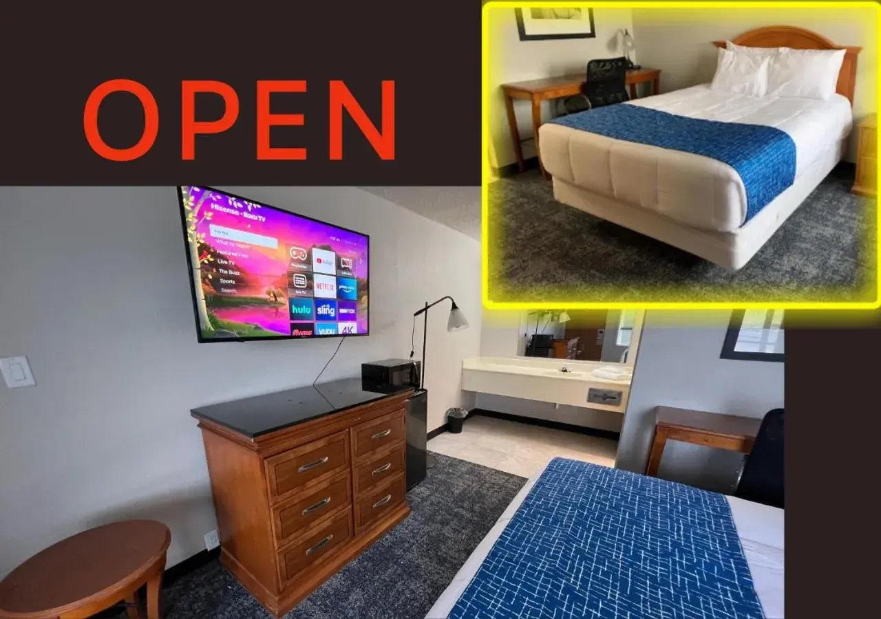 Bed, TV/Entertainment Center in Travelodge by Wyndham Lincoln Northeast