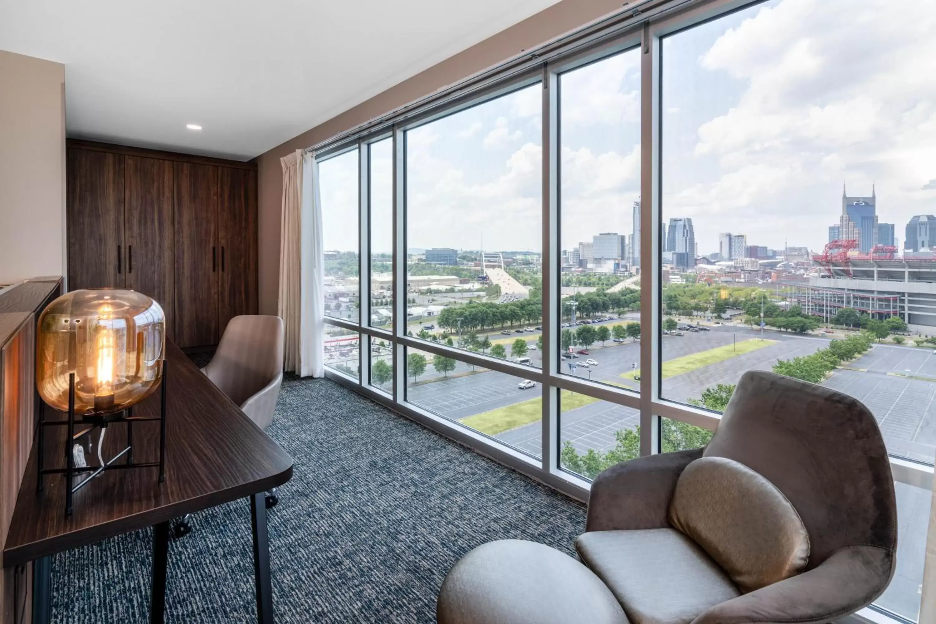 City view, Seating Area in La Quinta Inn & Suites by Wyndham Nashville Downtown Stadium