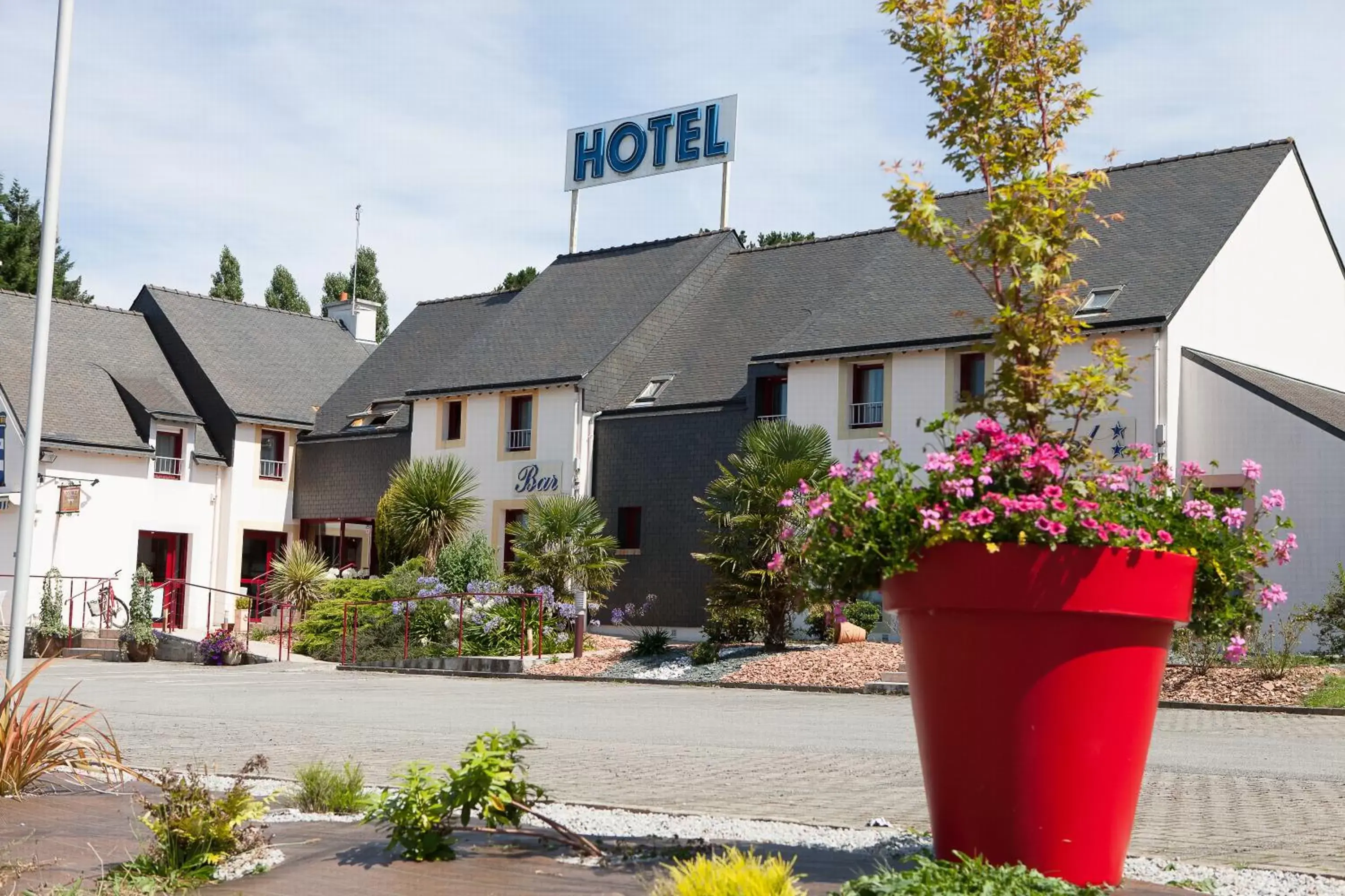 Facade/entrance, Property Building in Hotel Le Branhoc - Brit Hotel Auray