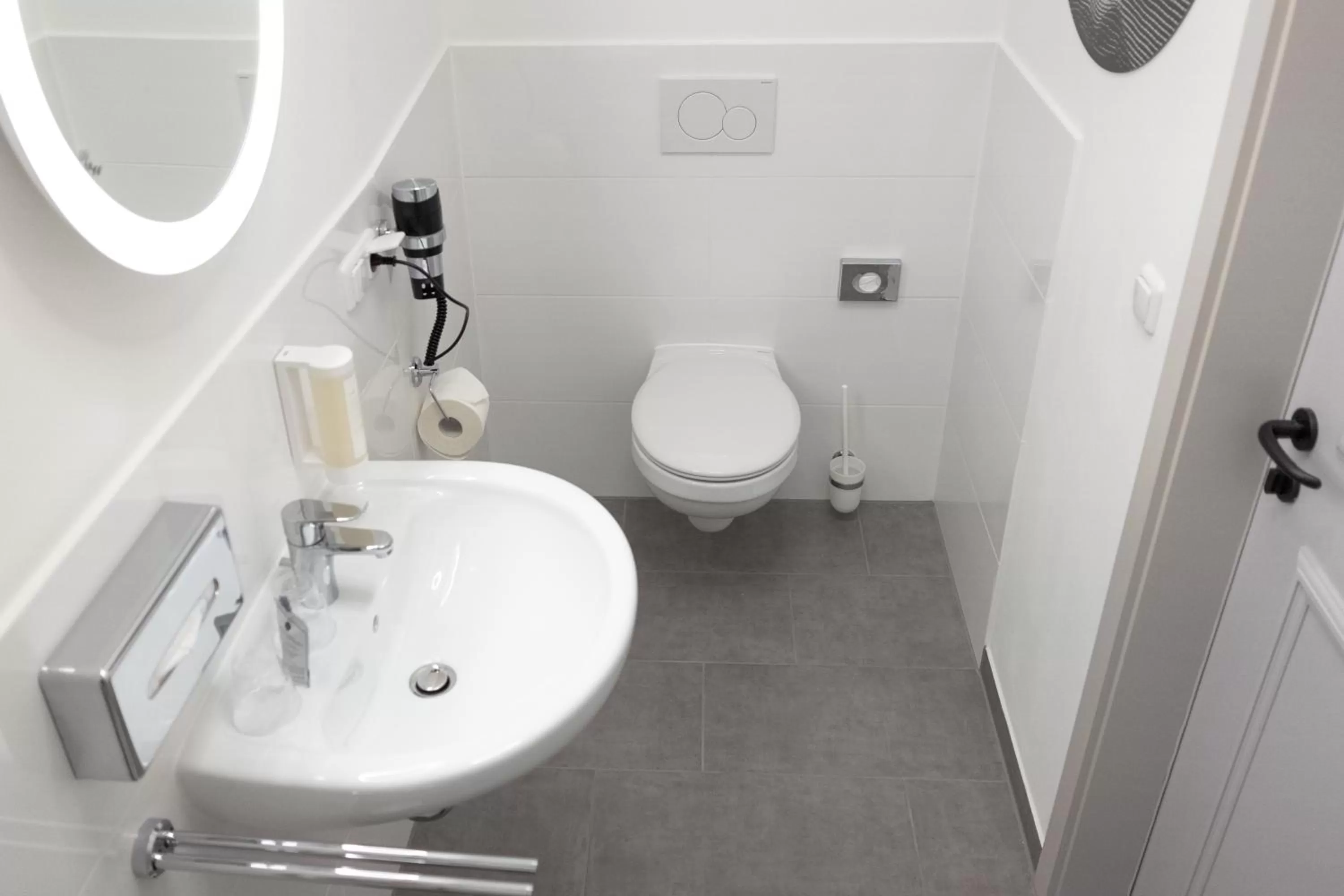 Toilet in ANA Living Augsburg City Center by Arthotel ANA - Self-Service-Hotel