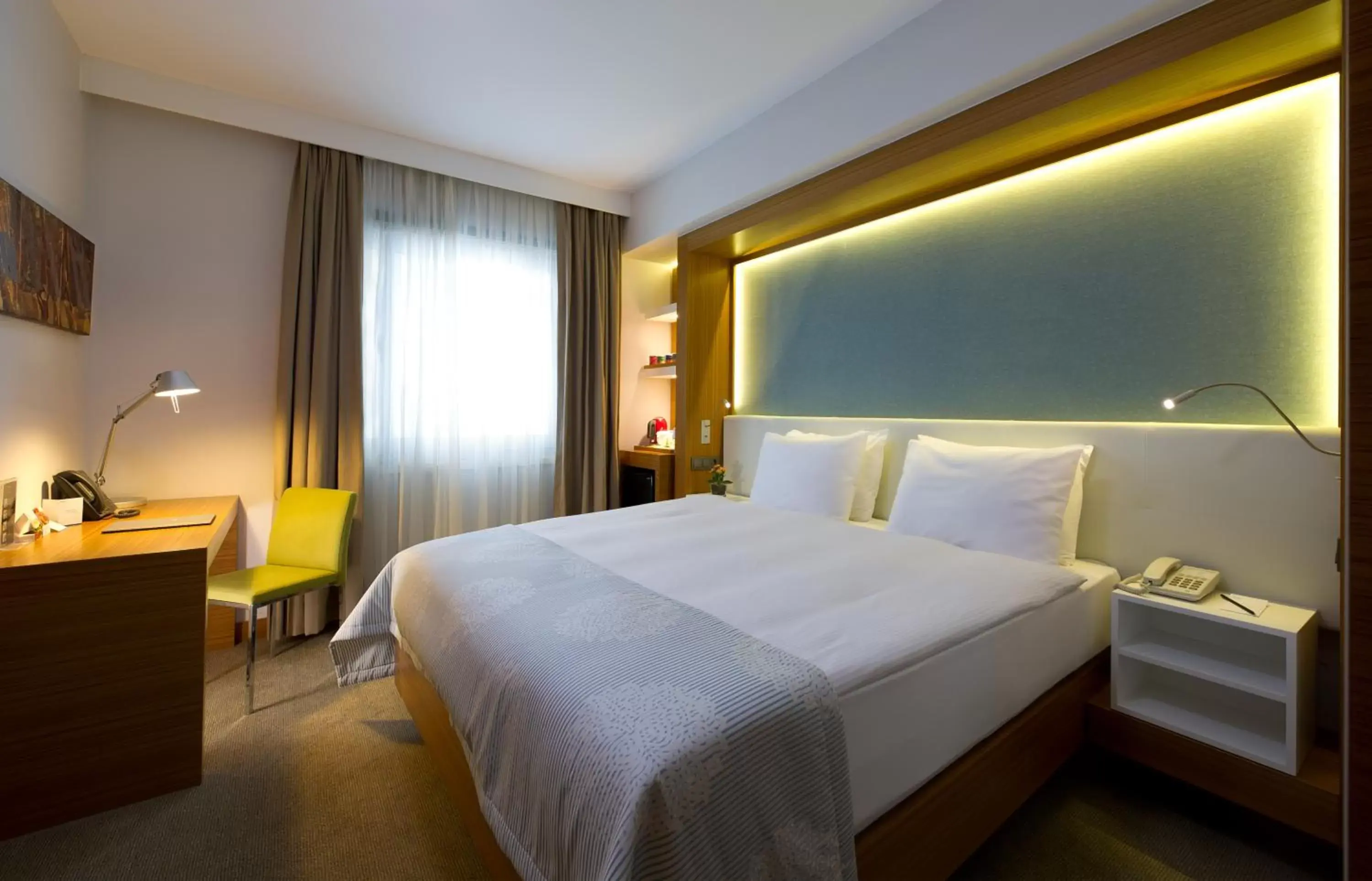 Photo of the whole room, Bed in Divan Istanbul City
