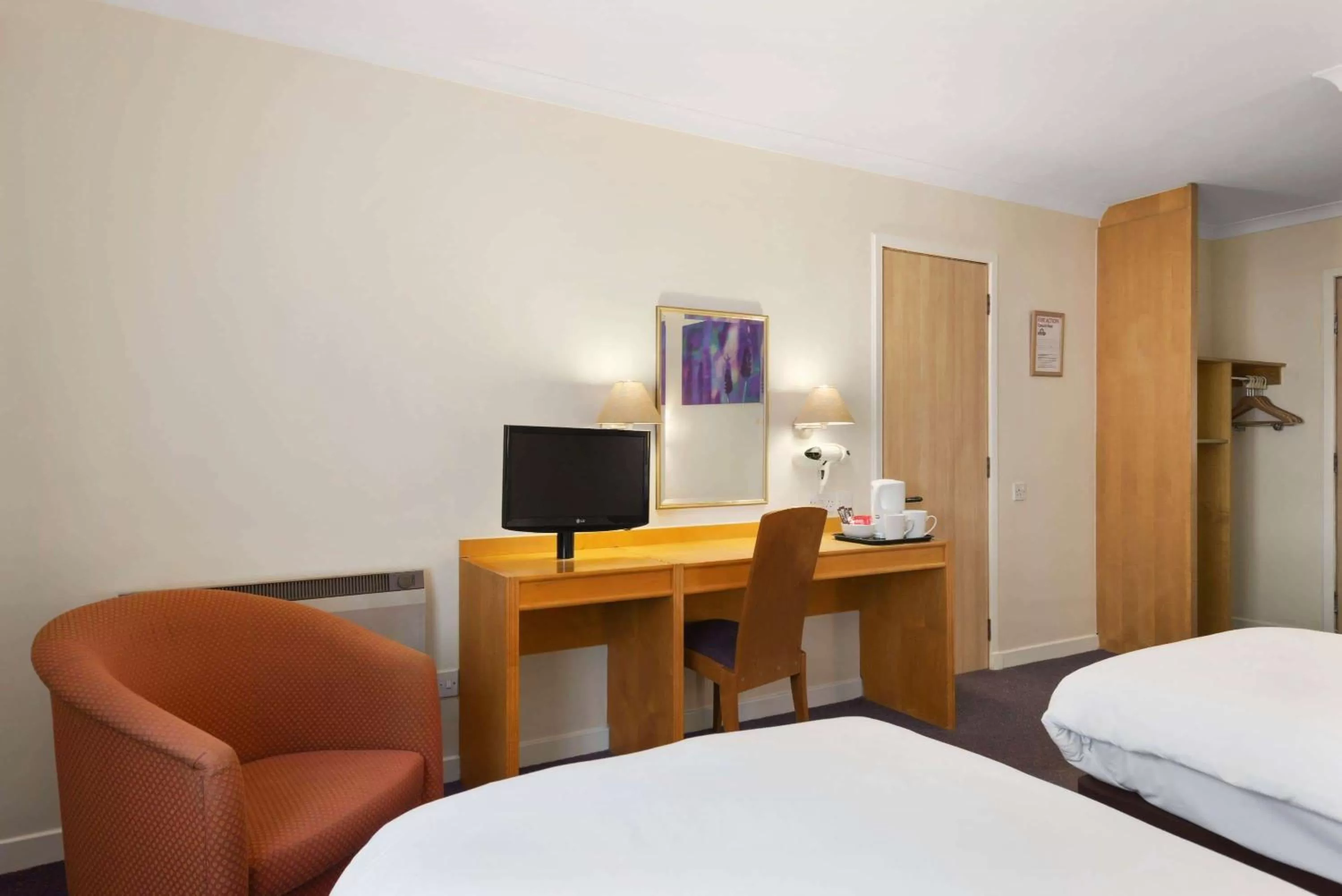 Photo of the whole room, Bed in Days Inn Hamilton