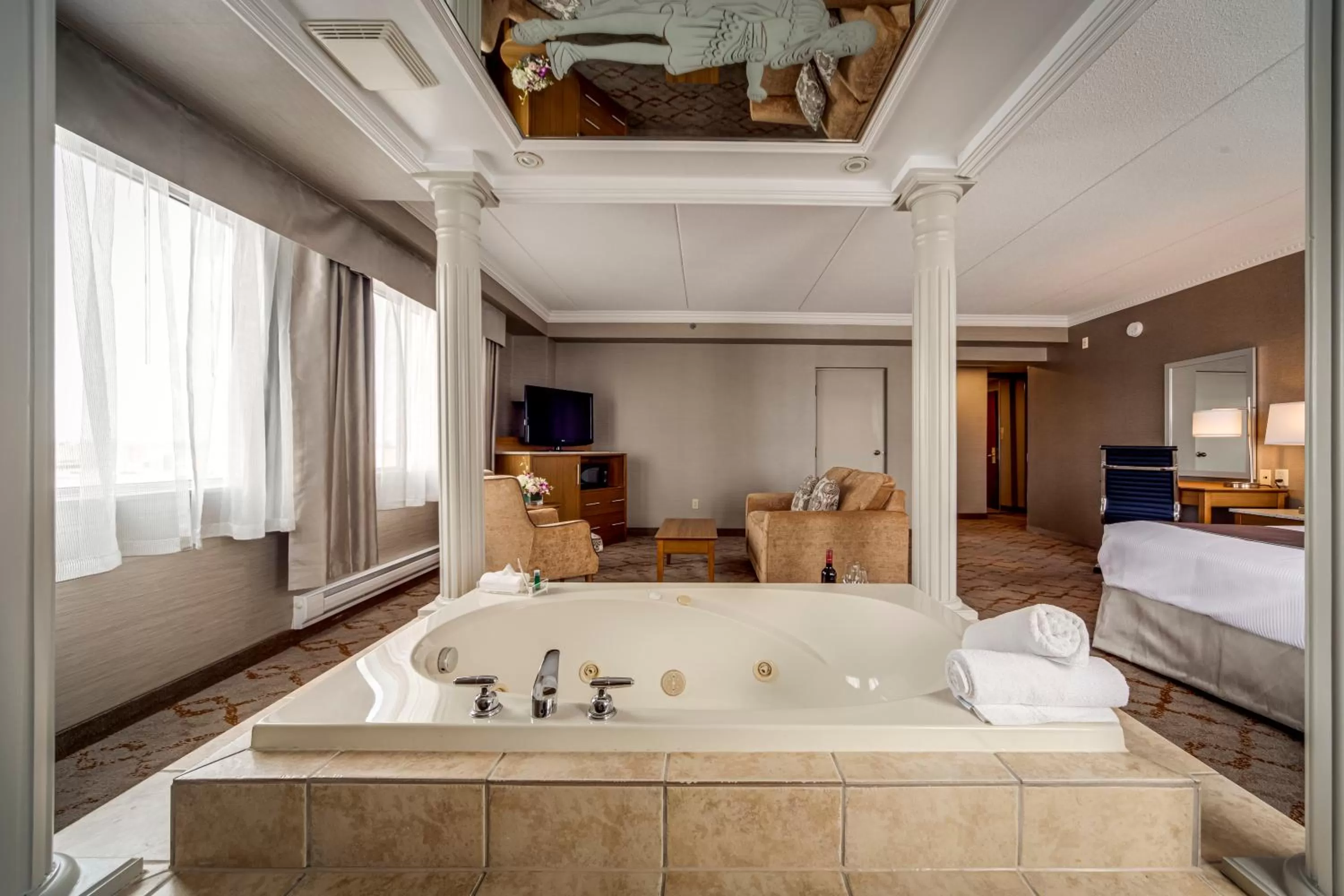 Hot Tub, Bed in Monte Carlo Inn Vaughan Suites