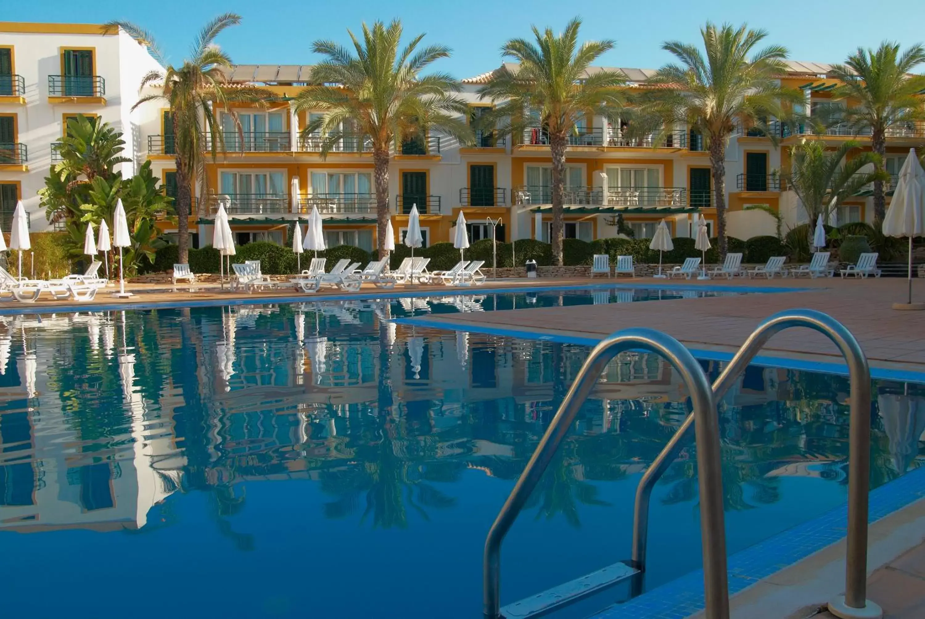 Swimming Pool in Quinta do Morgado - Apartamentos Turisticos Monte Da Eira