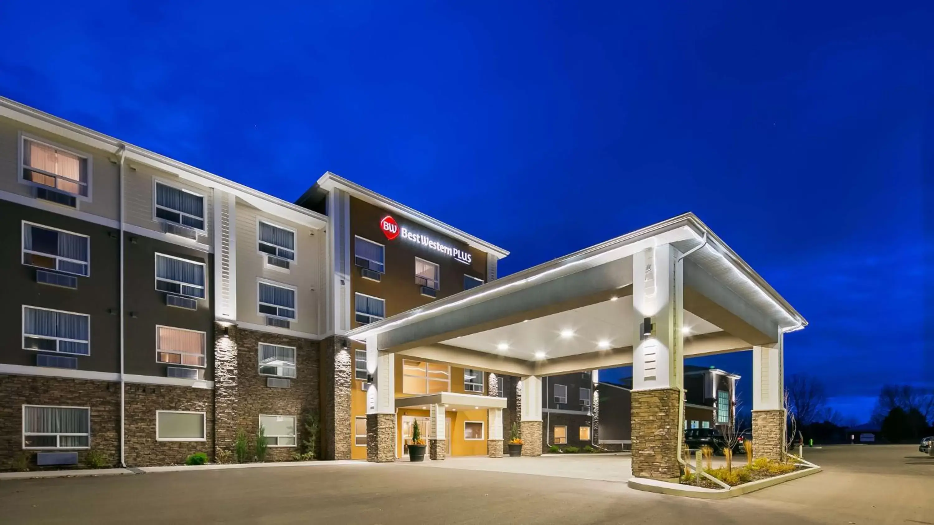 Property Building in Best Western Plus Lacombe Inn and Suites