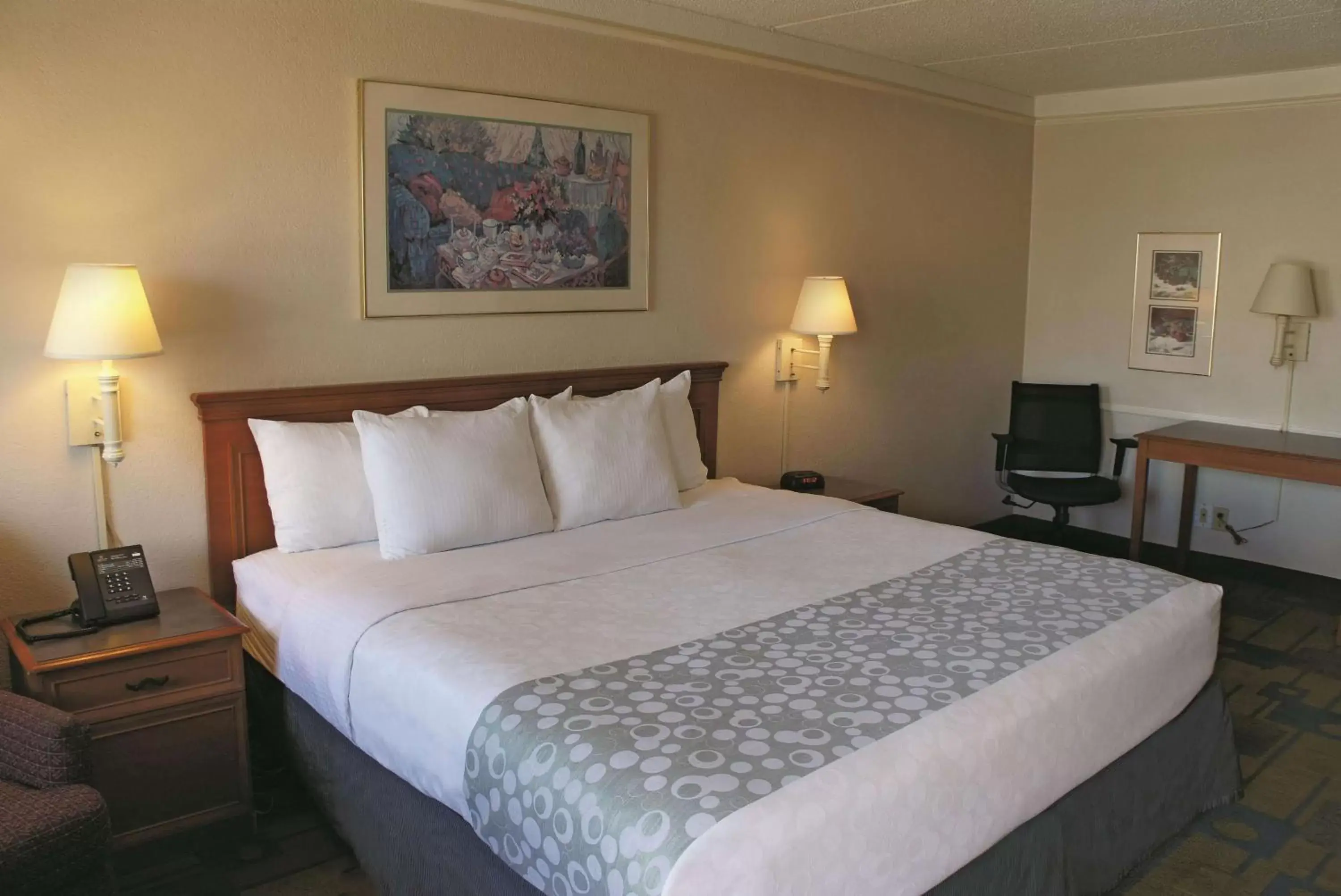 Photo of the whole room, Bed in La Quinta Inn by Wyndham Clute Lake Jackson