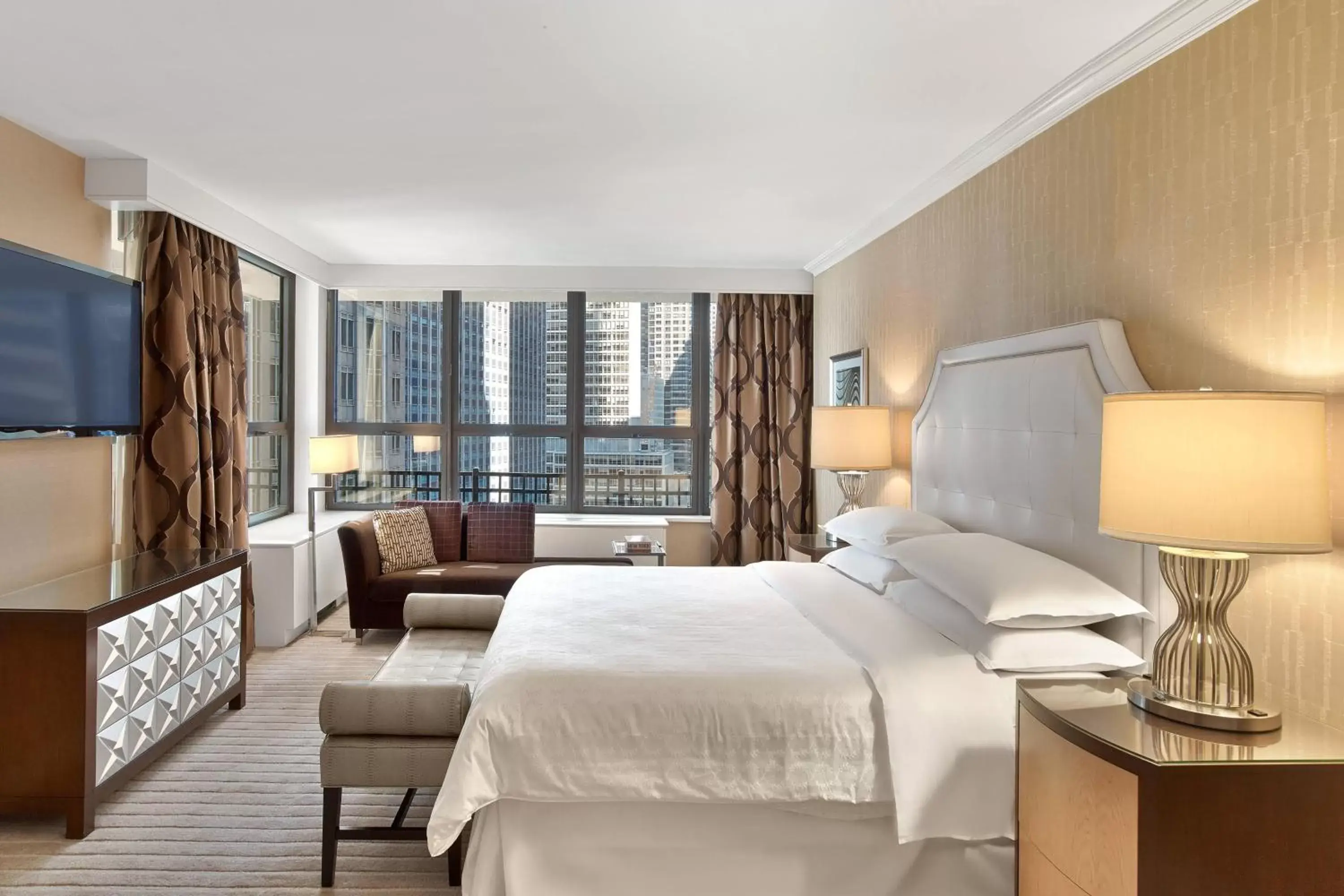 Photo of the whole room, Bed in Sheraton New York Times Square Hotel