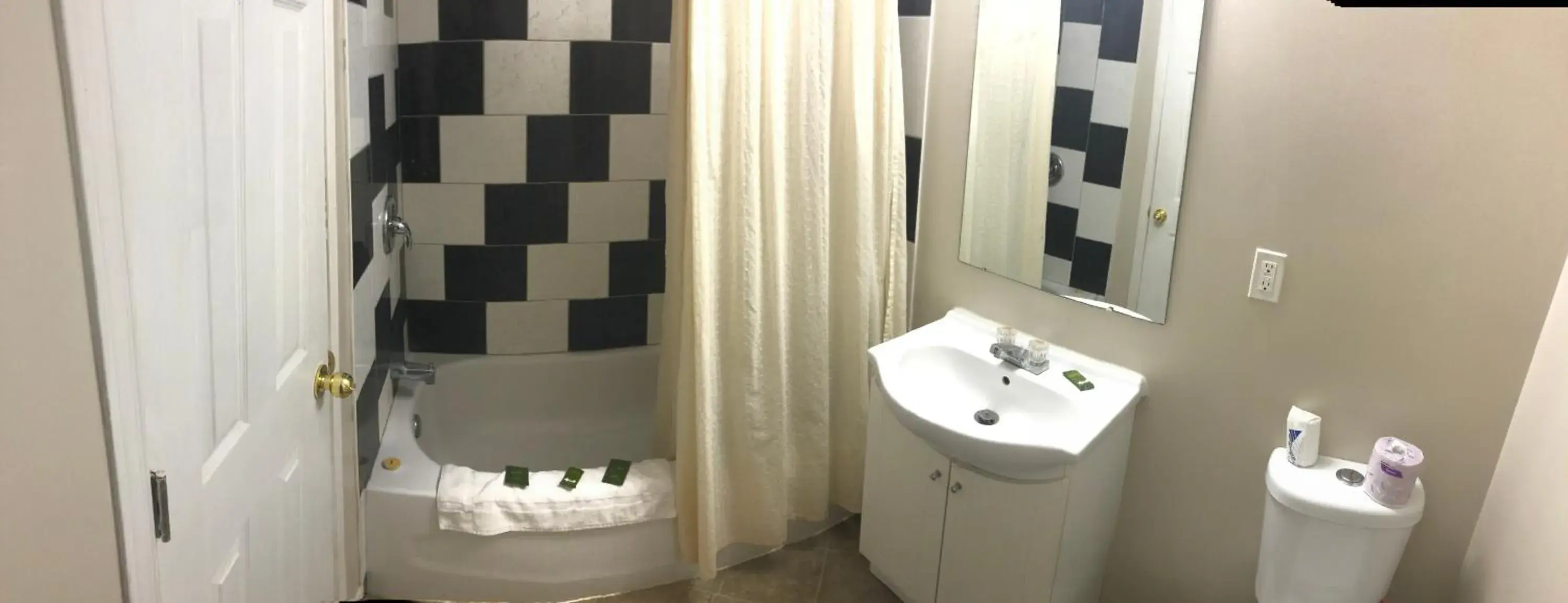 Bathroom in Guest Inn Motel