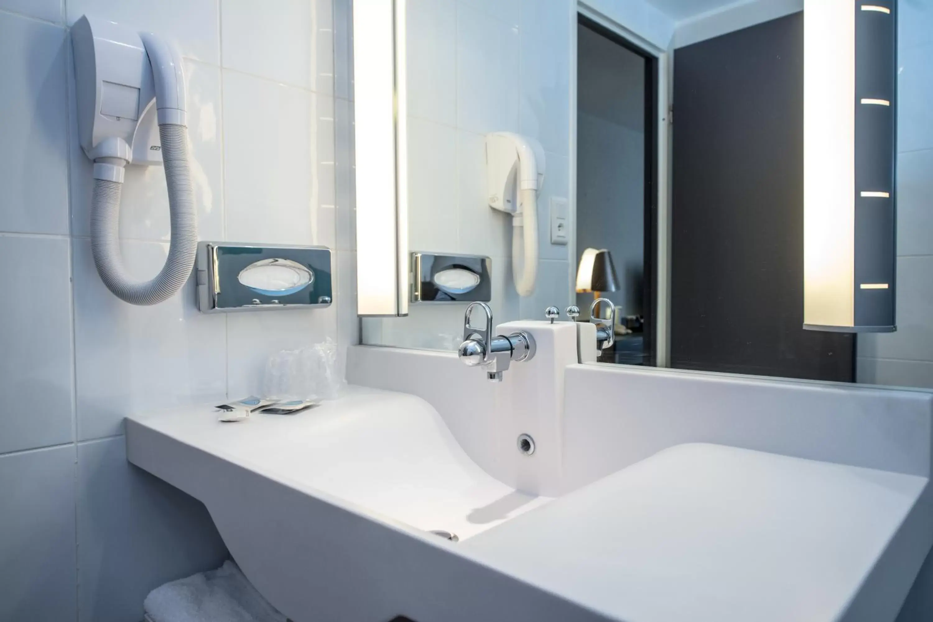 Bathroom in Kyriad Montchanin le Creusot Bathroom in Kyriad Montchanin le Creusot