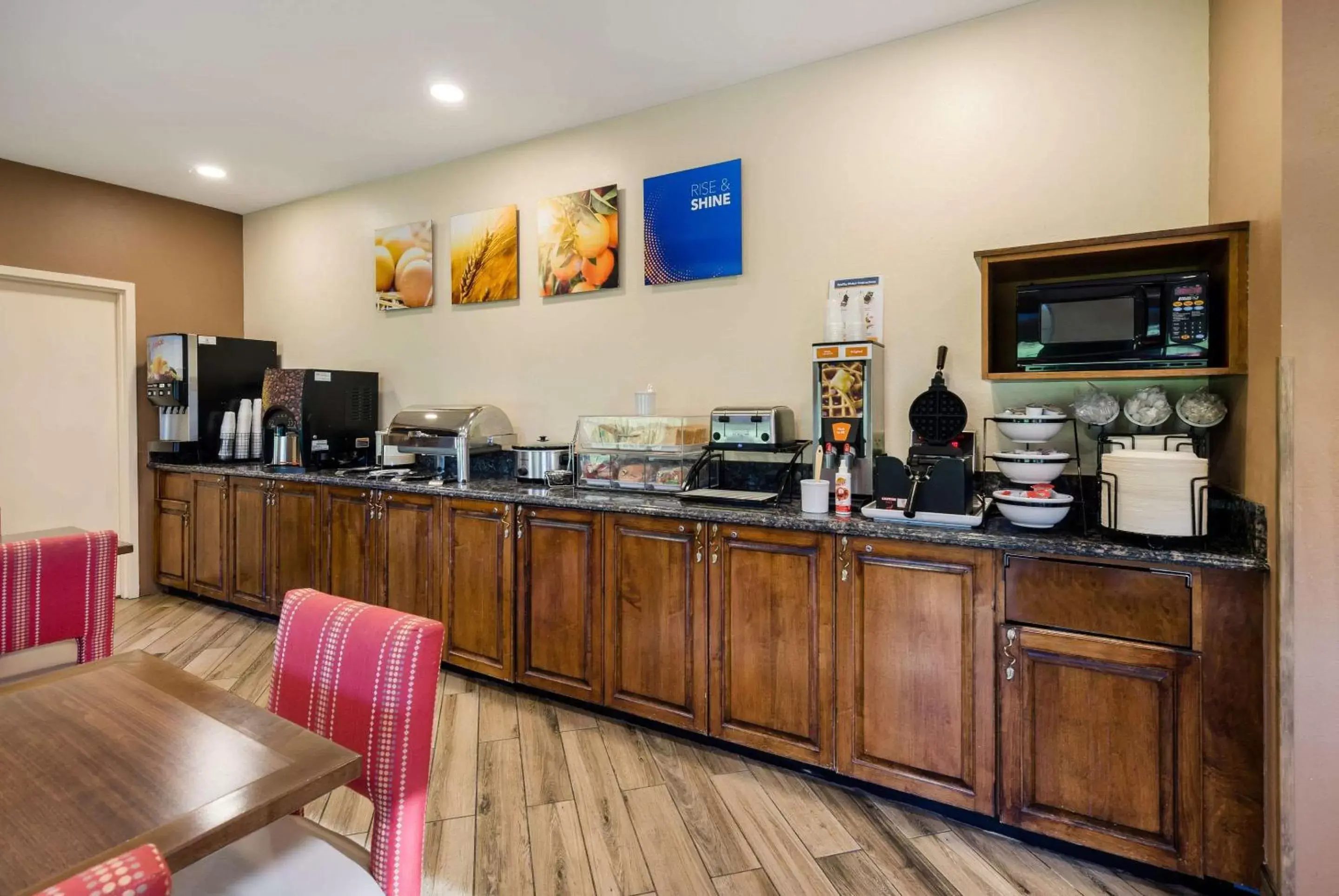 Breakfast, Restaurant/Places to Eat in Comfort Inn Virginia Horse Center