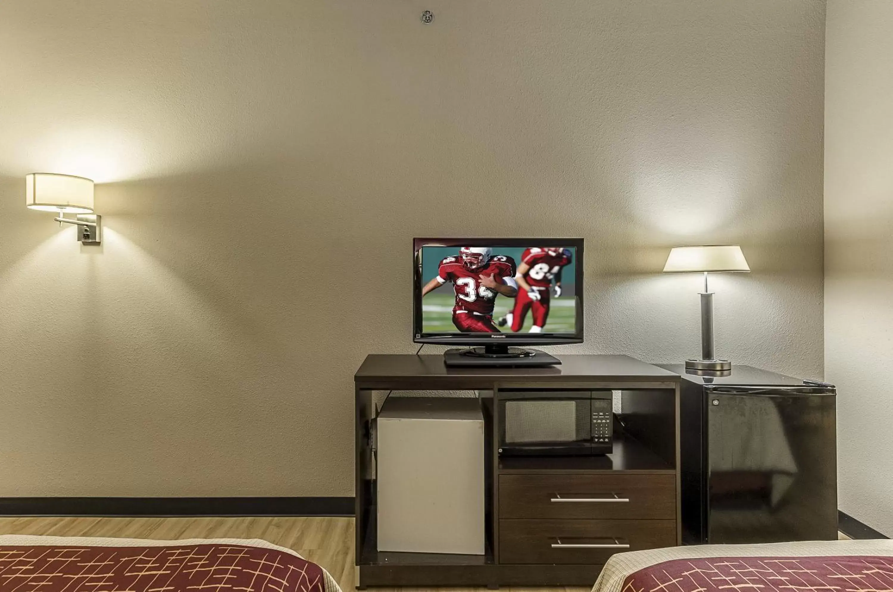 Photo of the whole room, Kitchen/Kitchenette in Red Roof Inn & Suites Hinesville - Fort Stewart