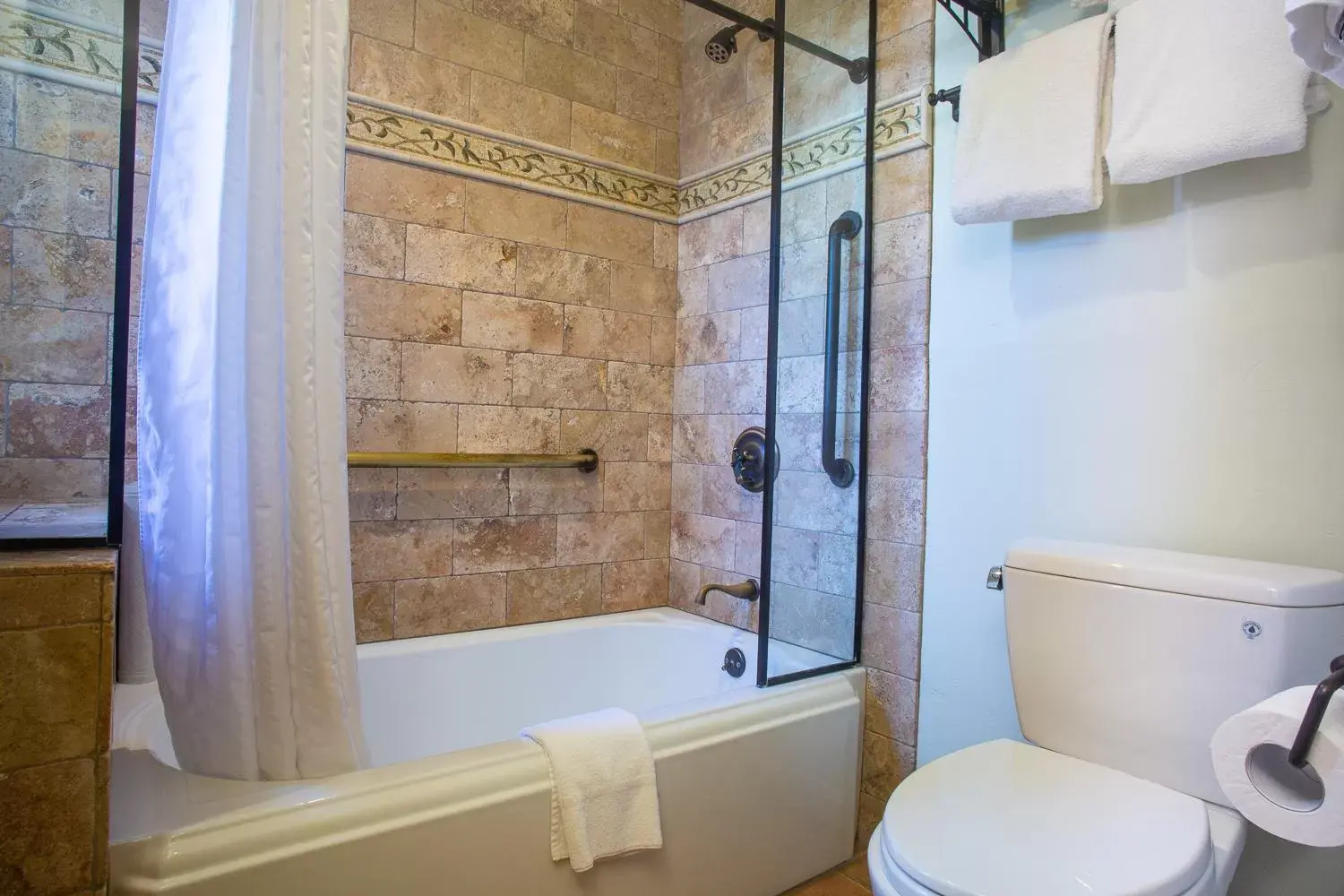 Bathroom in Castillo Inn at the Beach