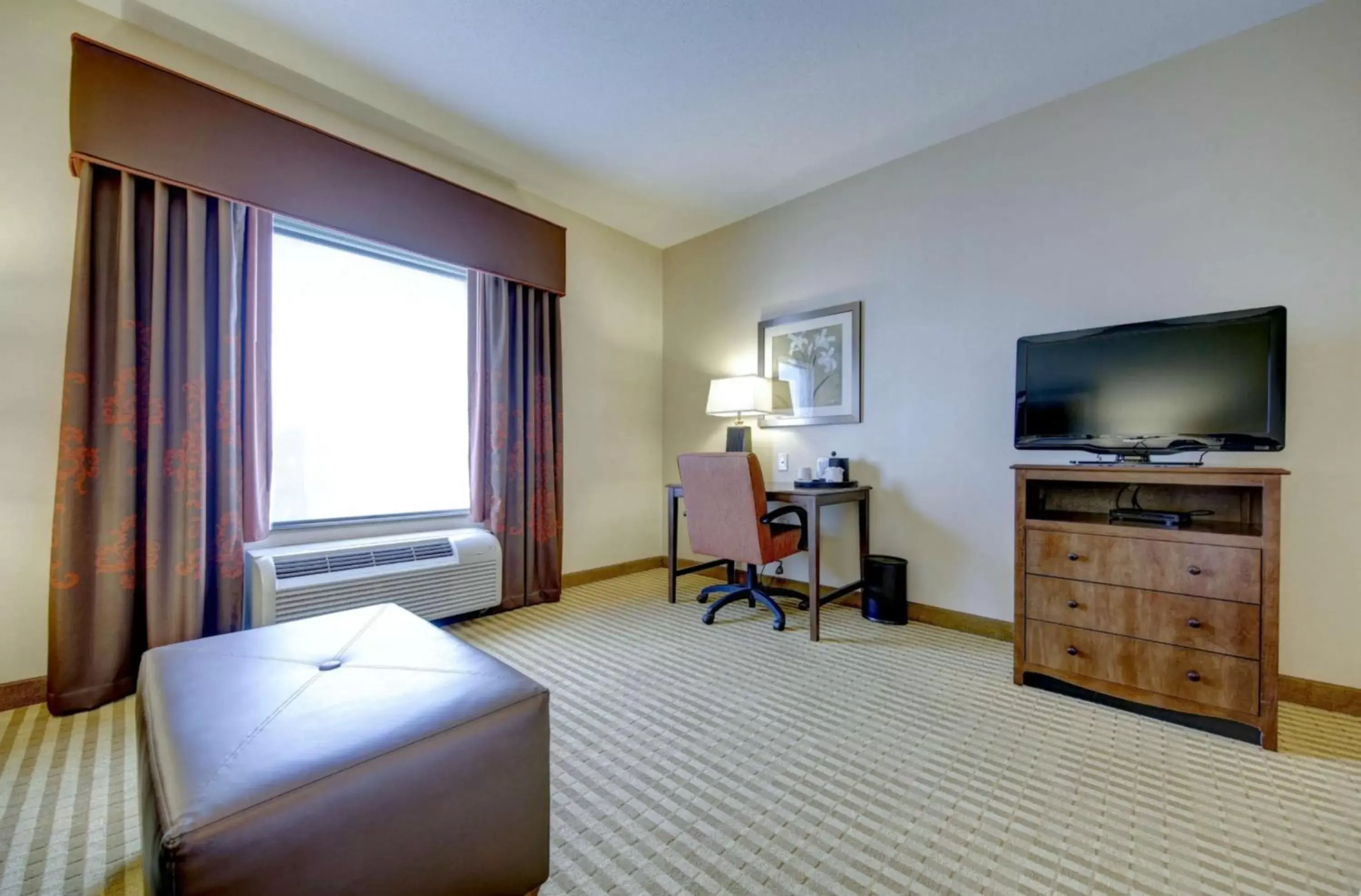 Living room, TV/Entertainment Center in Hampton Inn & Suites Harrisburg