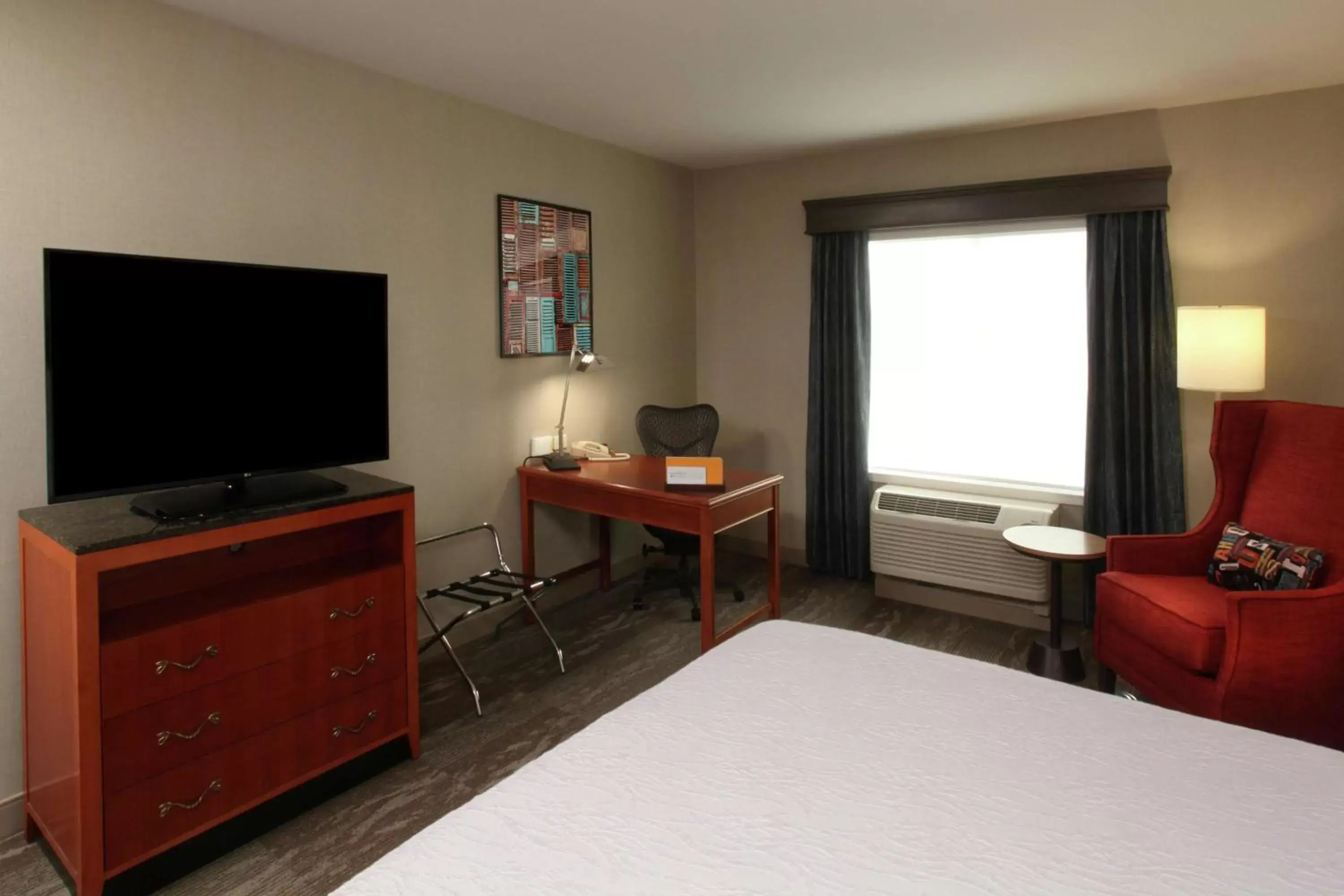 Bedroom, TV/Entertainment Center in Hilton Garden Inn Spokane Airport