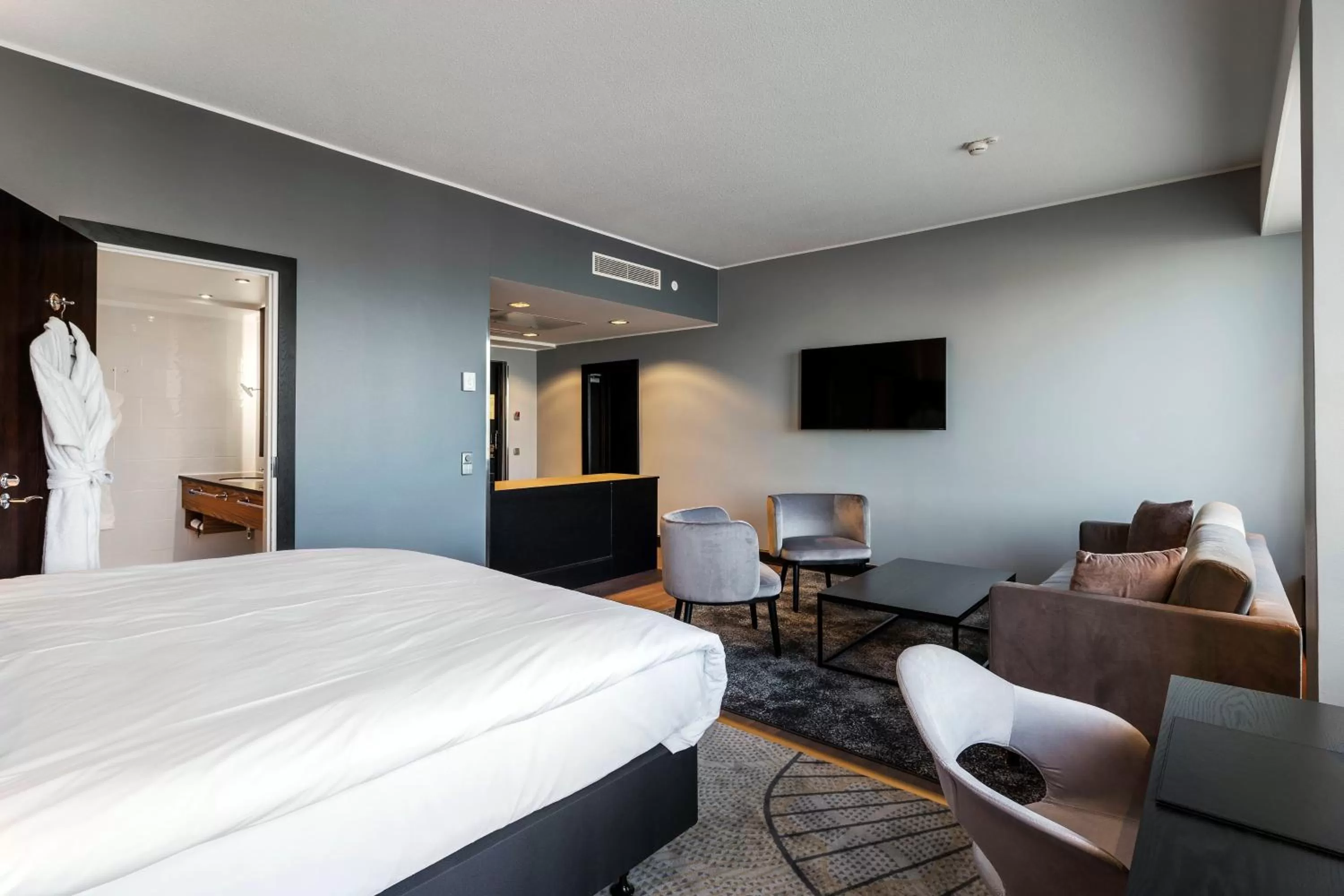 Photo of the whole room, Bed in Crowne Plaza Helsinki - Hesperia by IHG