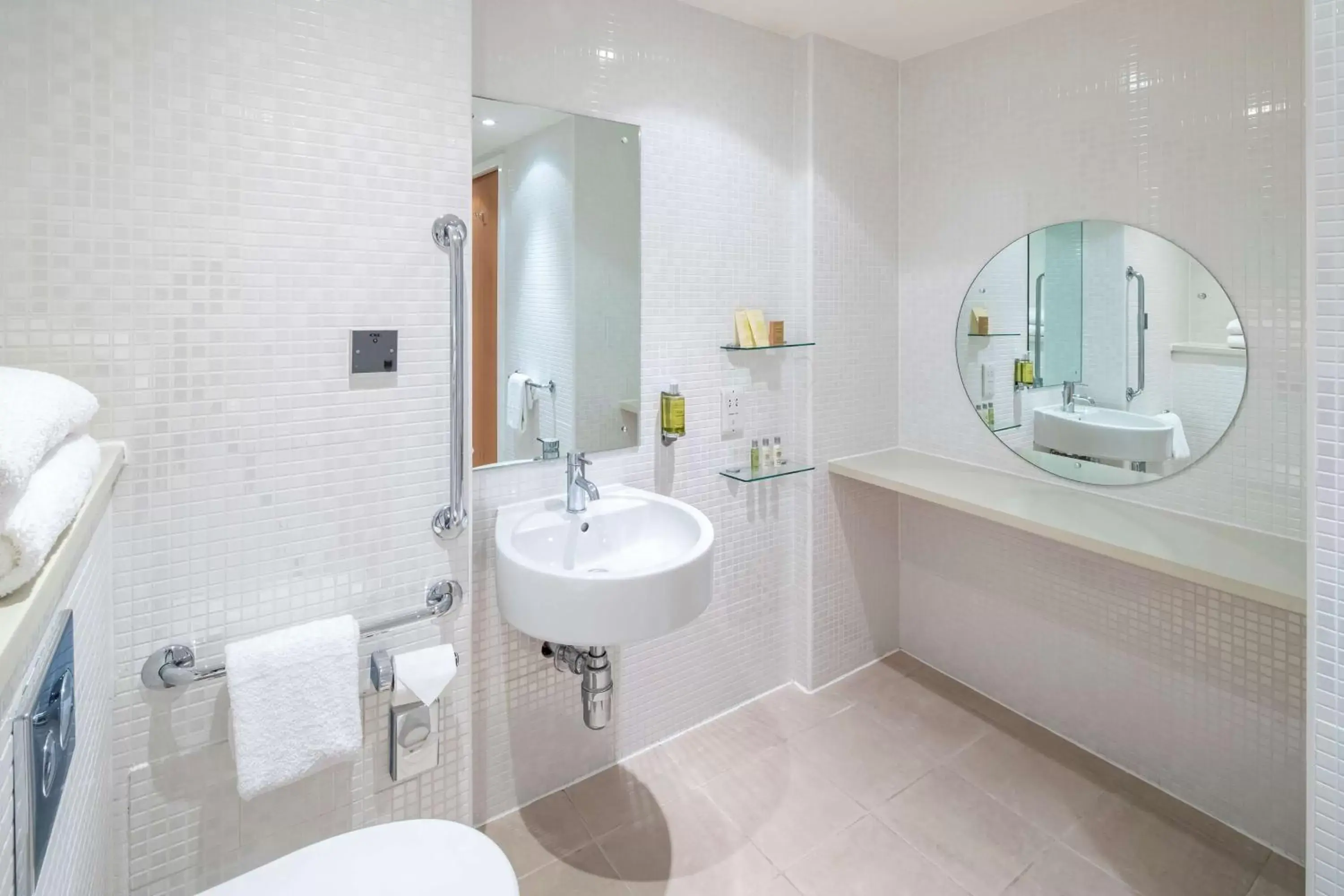 Bathroom in DoubleTree by Hilton Manchester Piccadilly