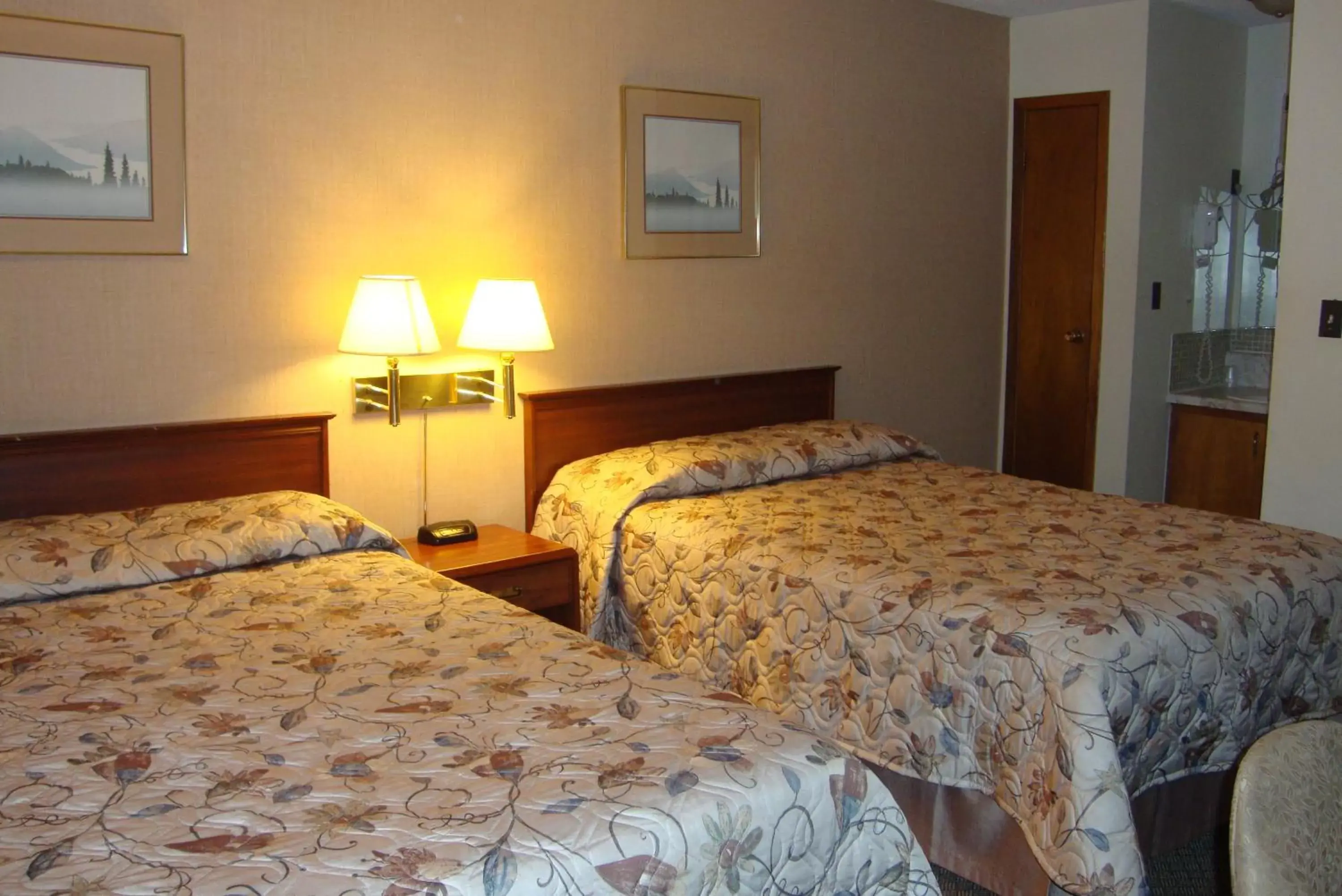 Photo of the whole room, Bed in Royal Napanee Inn