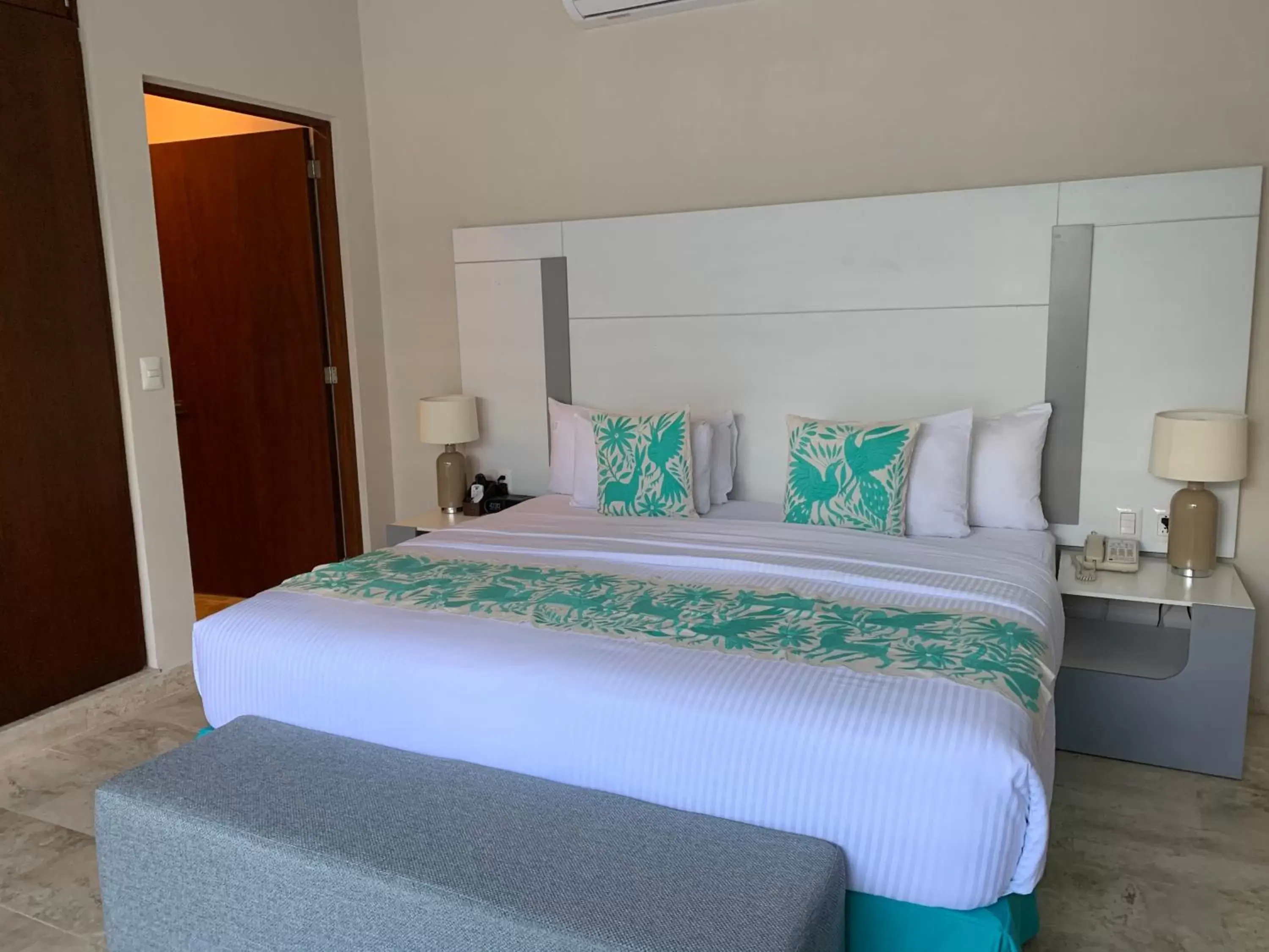 Bed in Xaha Villas Suites & Golf Resort