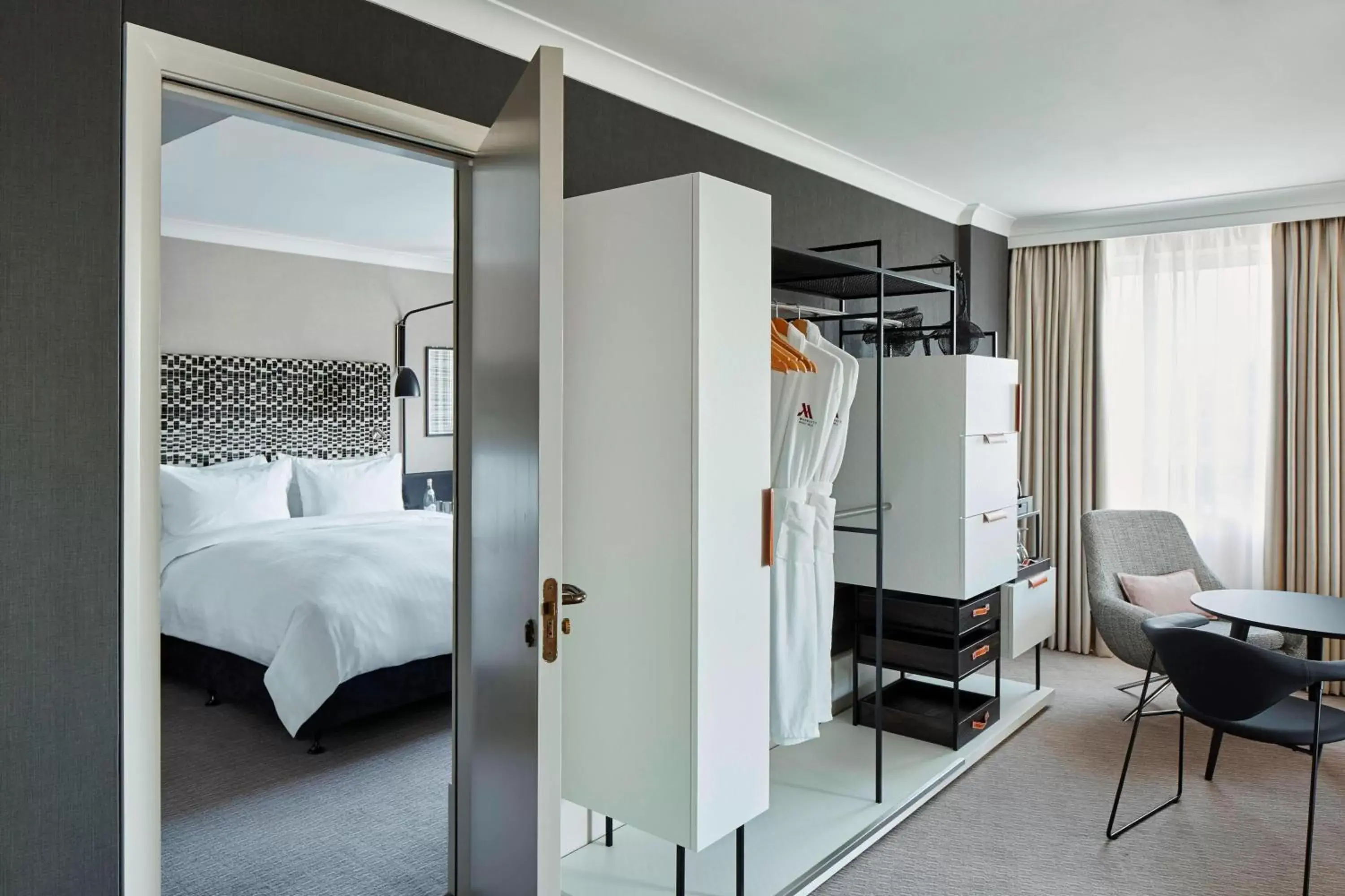 Bedroom, Bed in London Marriott Hotel Maida Vale