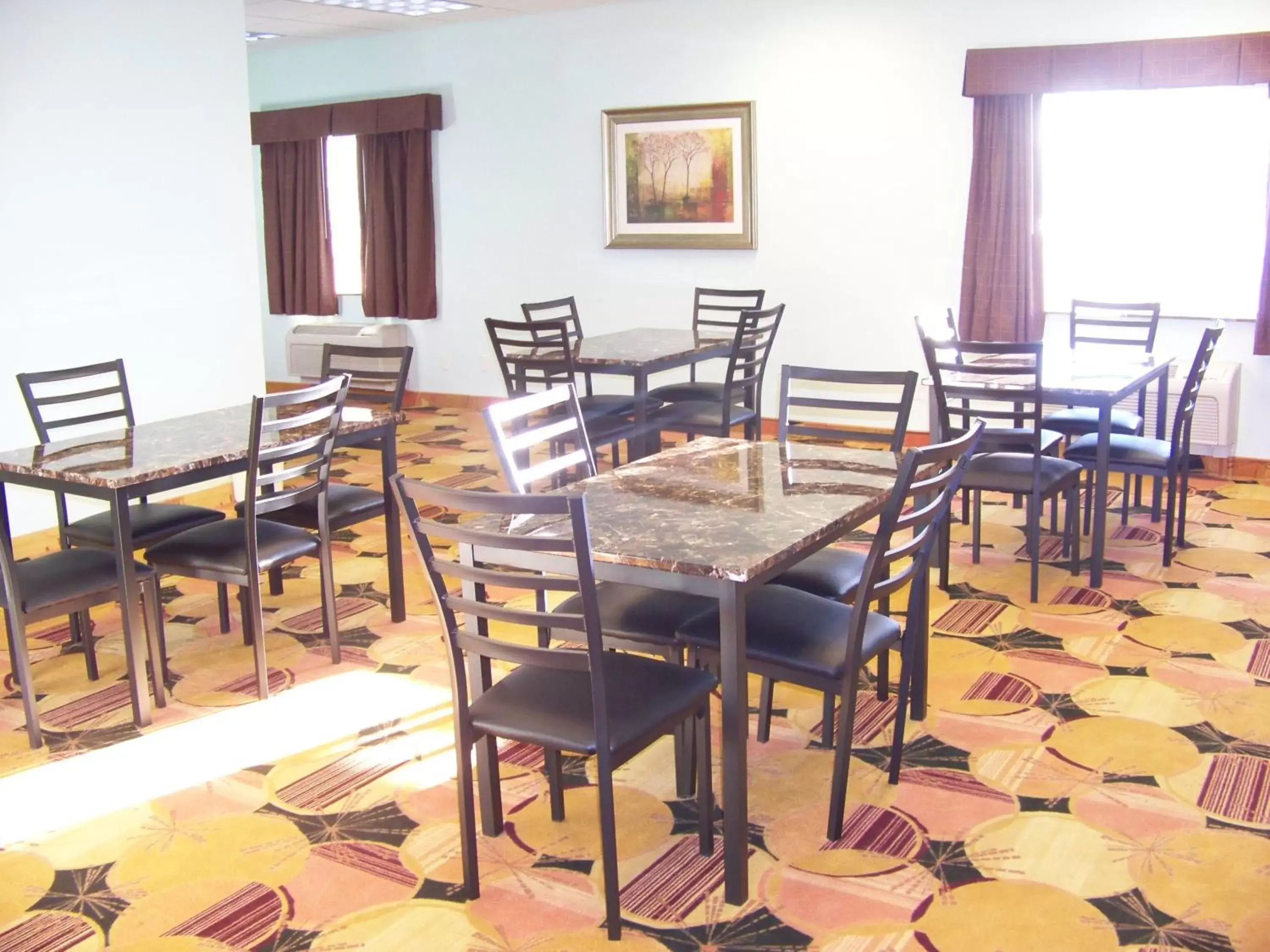 Dining area, Restaurant/Places to Eat in Days Inn & Suites by Wyndham Columbus NE