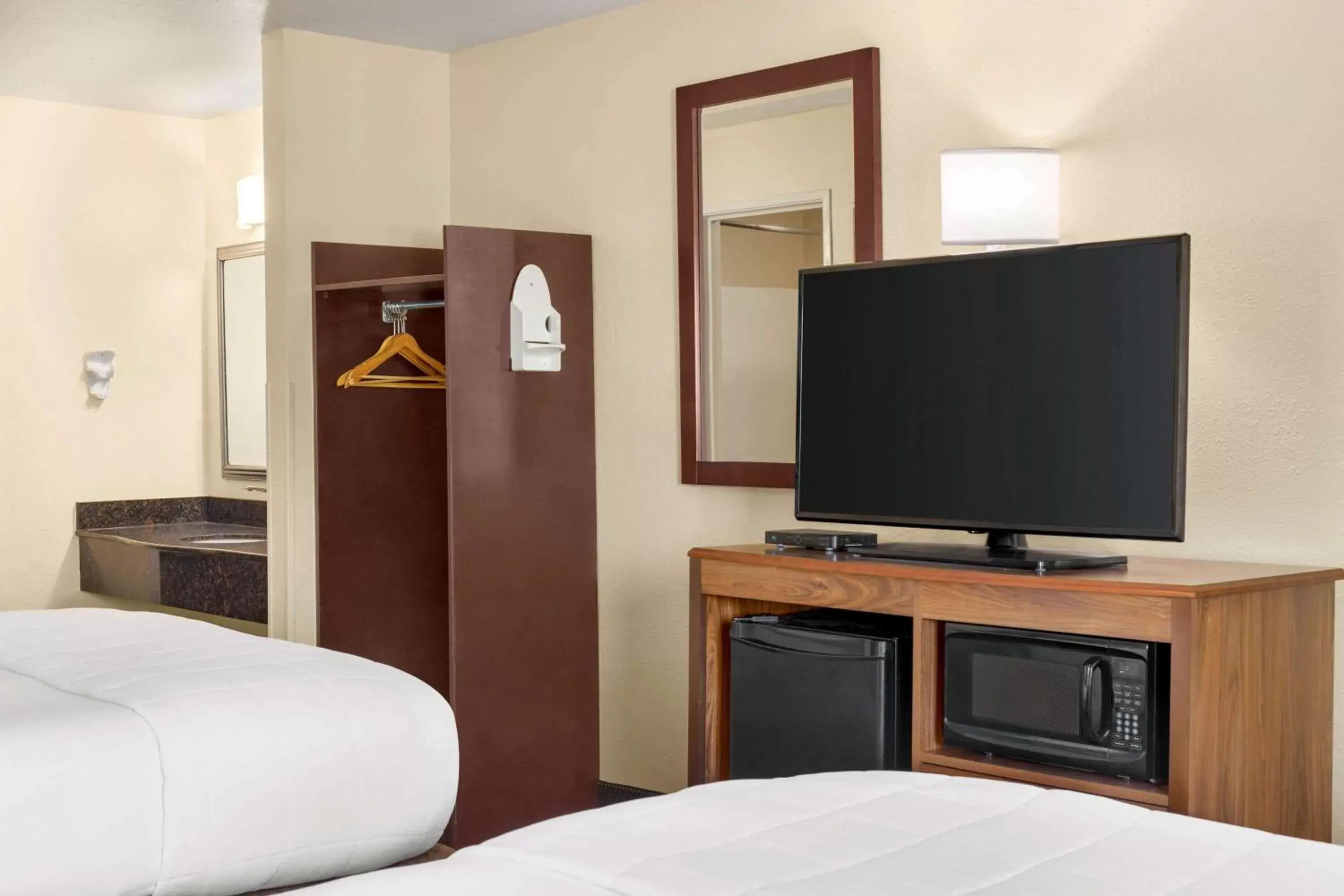 Bedroom, TV/Entertainment Center in Super 8 by Wyndham Nashville Airport North