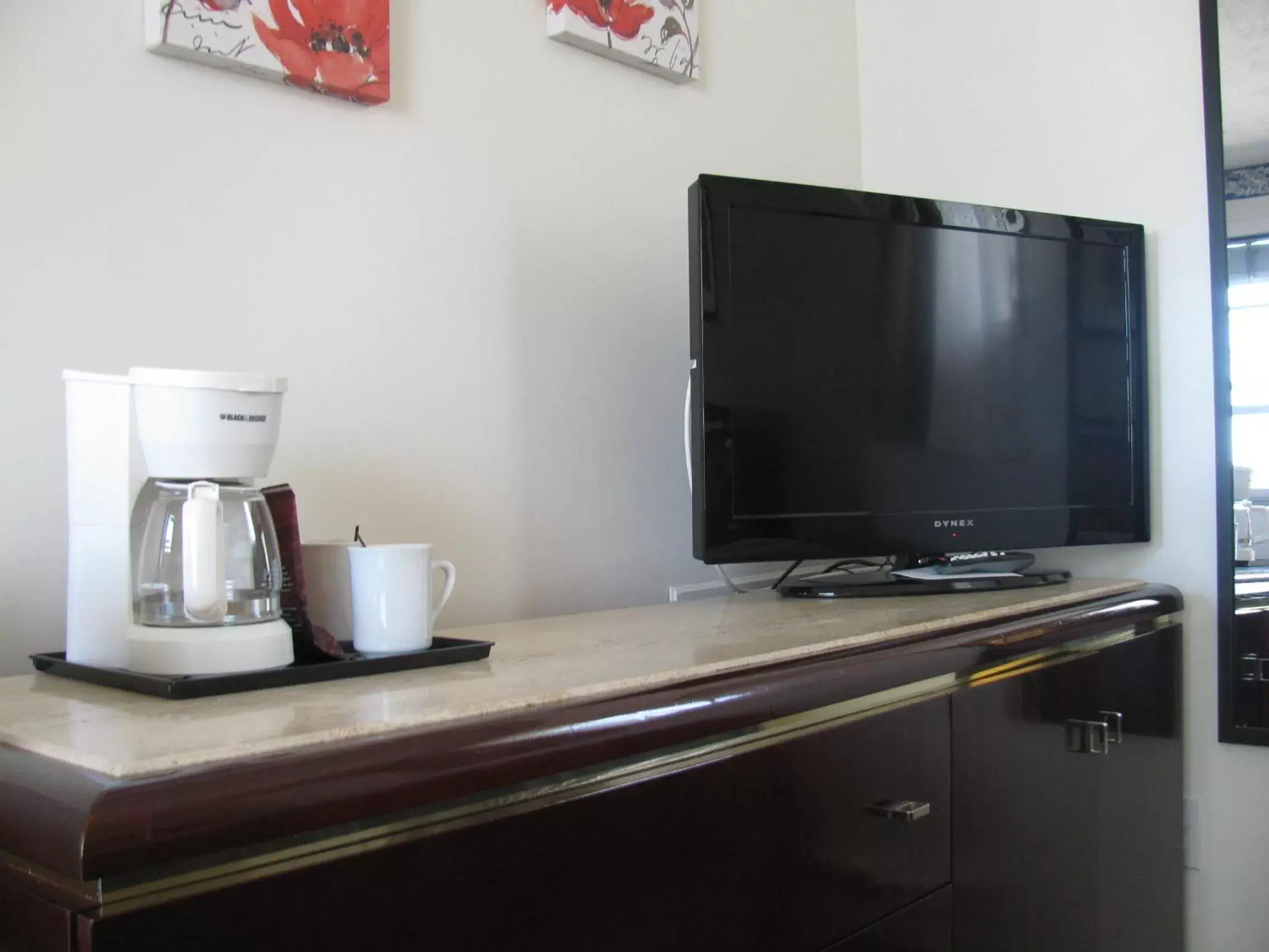 TV and multimedia, TV/Entertainment Center in Motel de l'Outlet