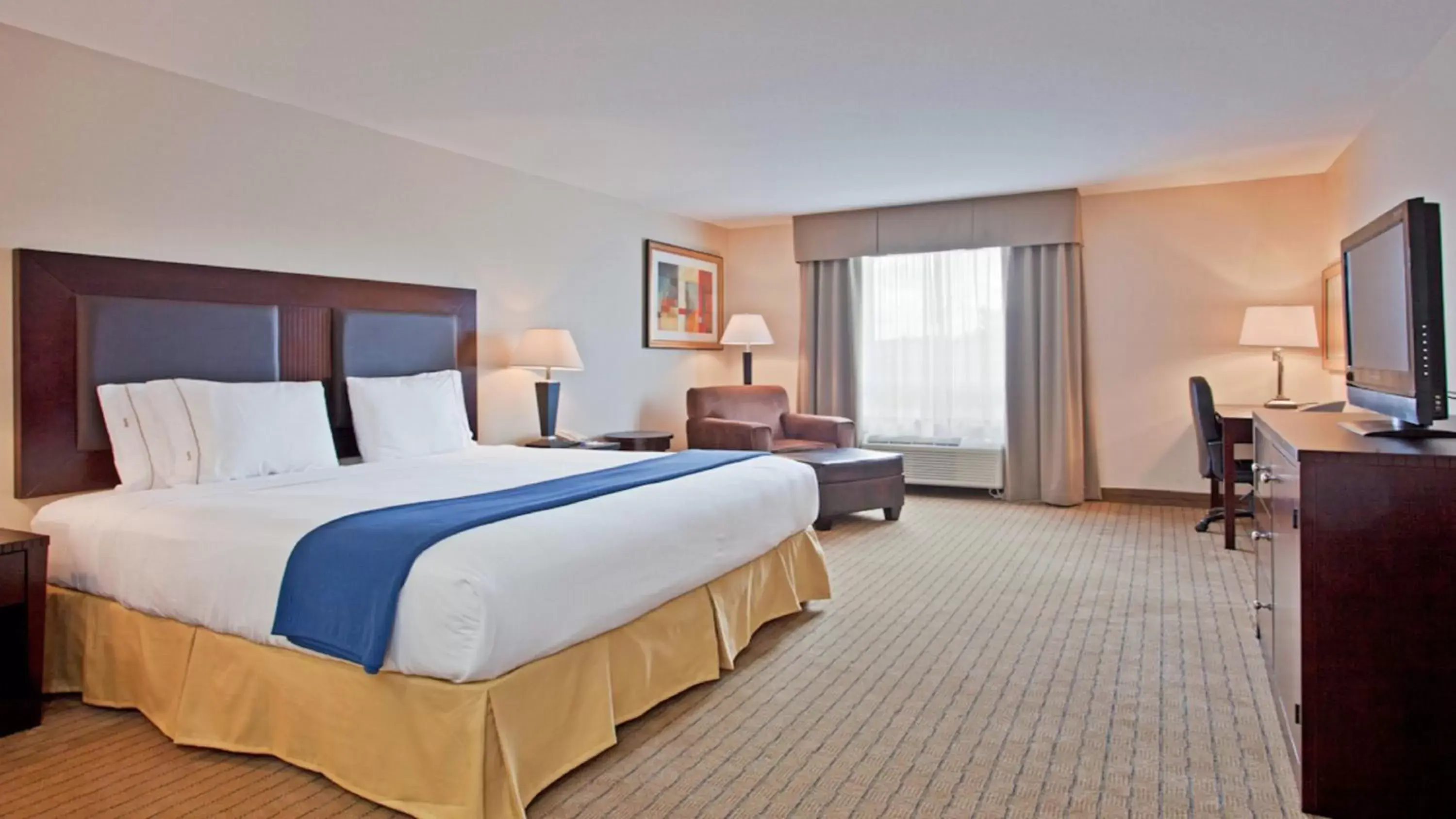Photo of the whole room, Bed in Holiday Inn Express Hotel & Suites Swift Current by IHG Photo of the whole room, Bed in Holiday Inn Express Hotel & Suites Swift Current by IHG