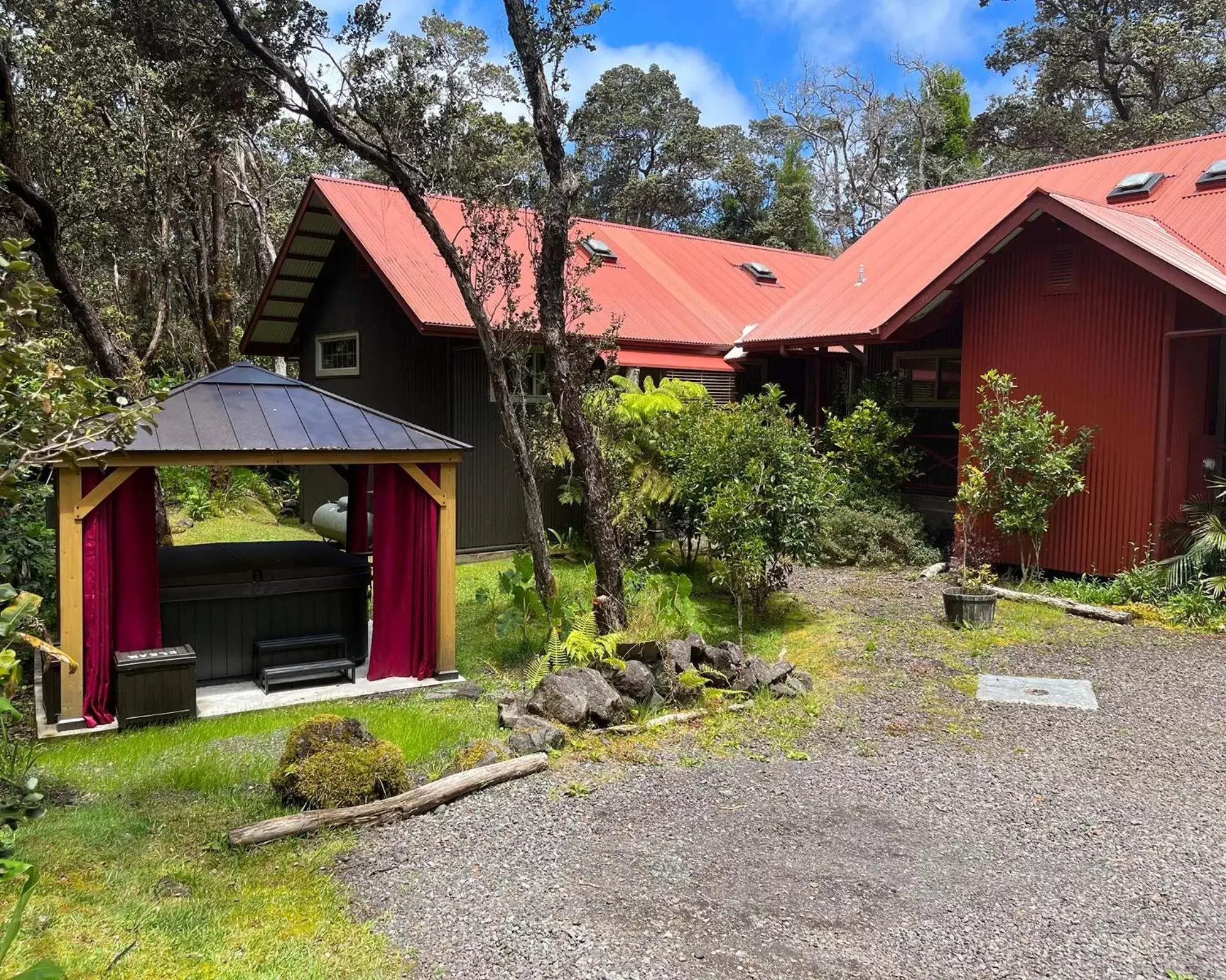 Hot Tub, Property Building in Volcano Village Estates