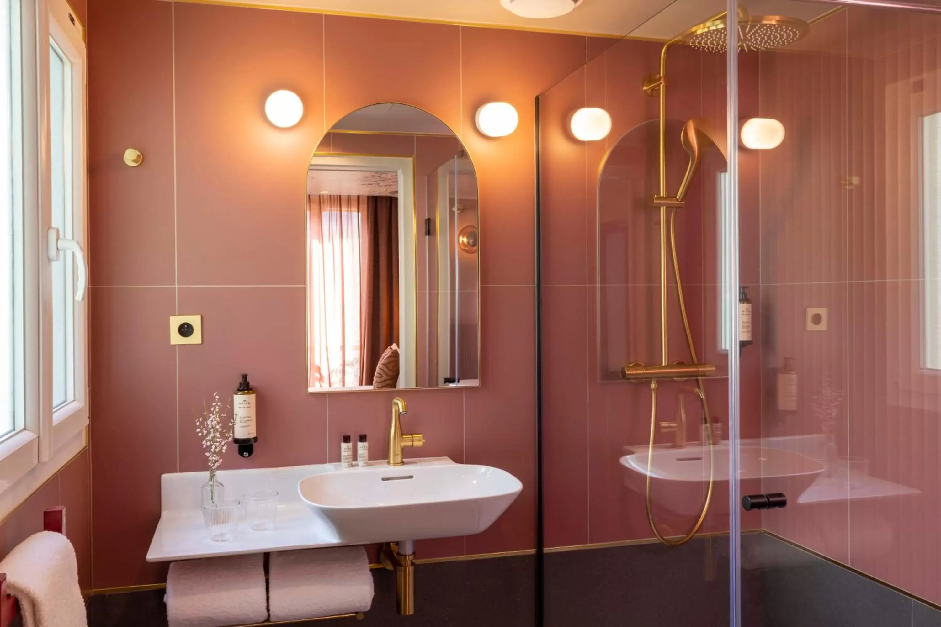 Bathroom in Hôtel Jardin de Cluny