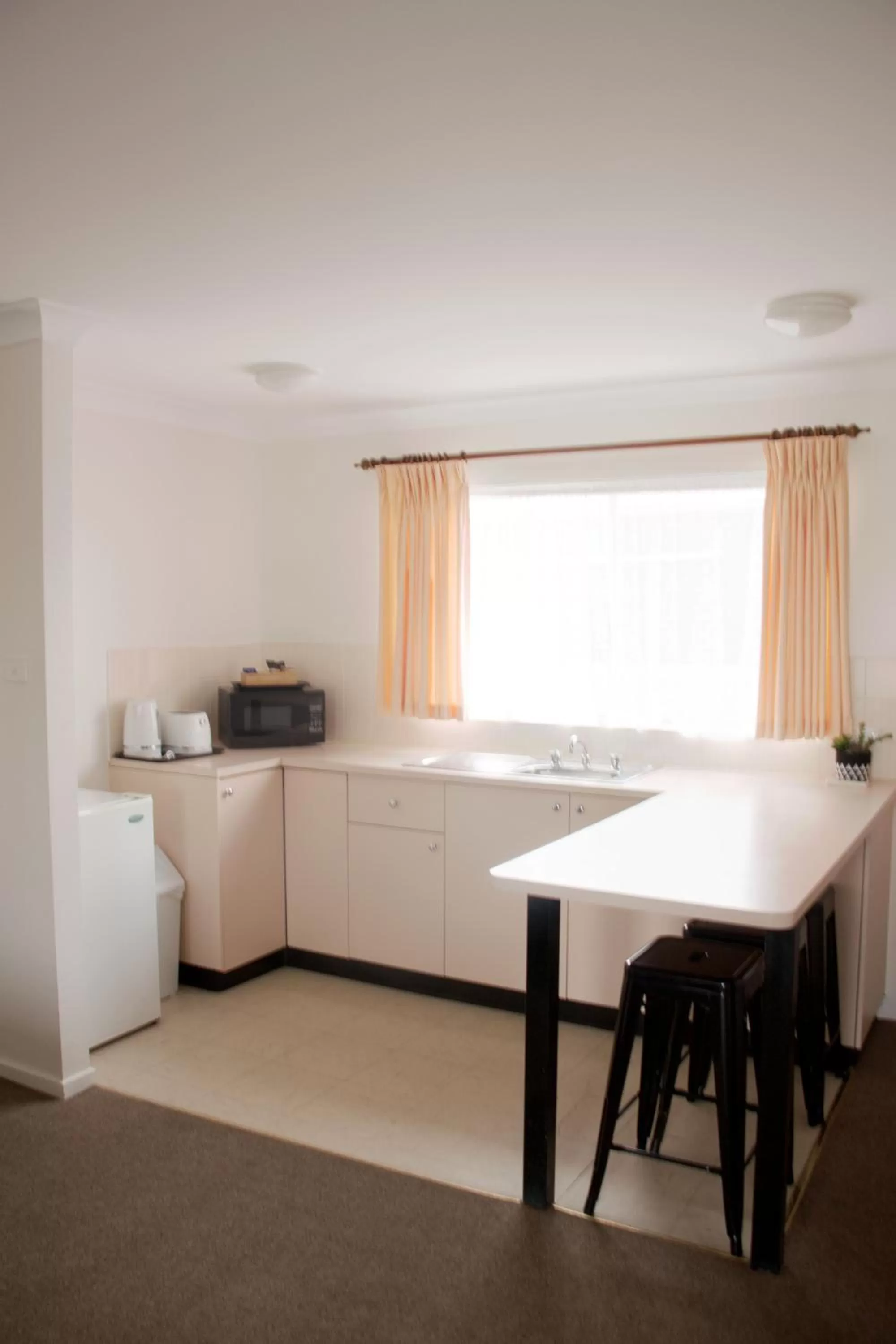 Kitchen or kitchenette in Highway Inn Motel