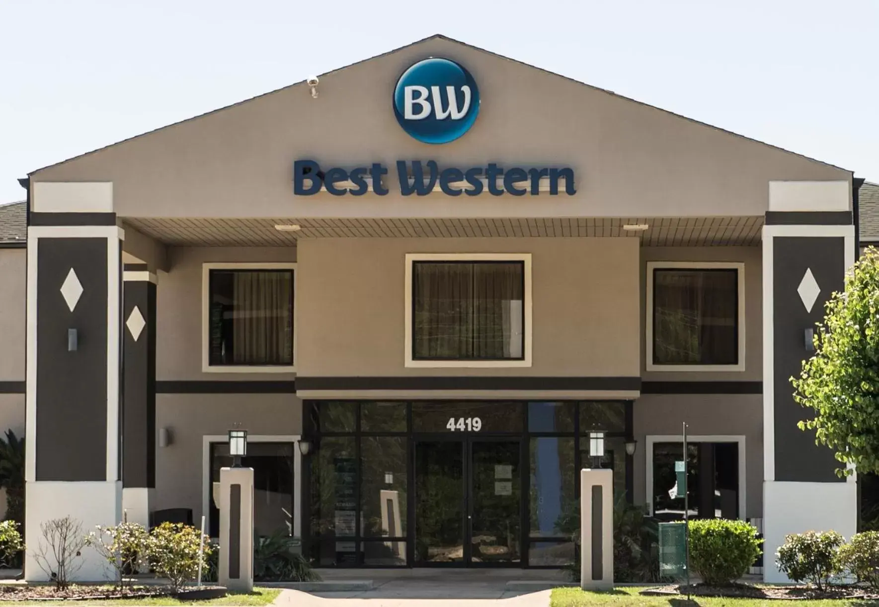 Facade/entrance, Property Building in Best Western Inn