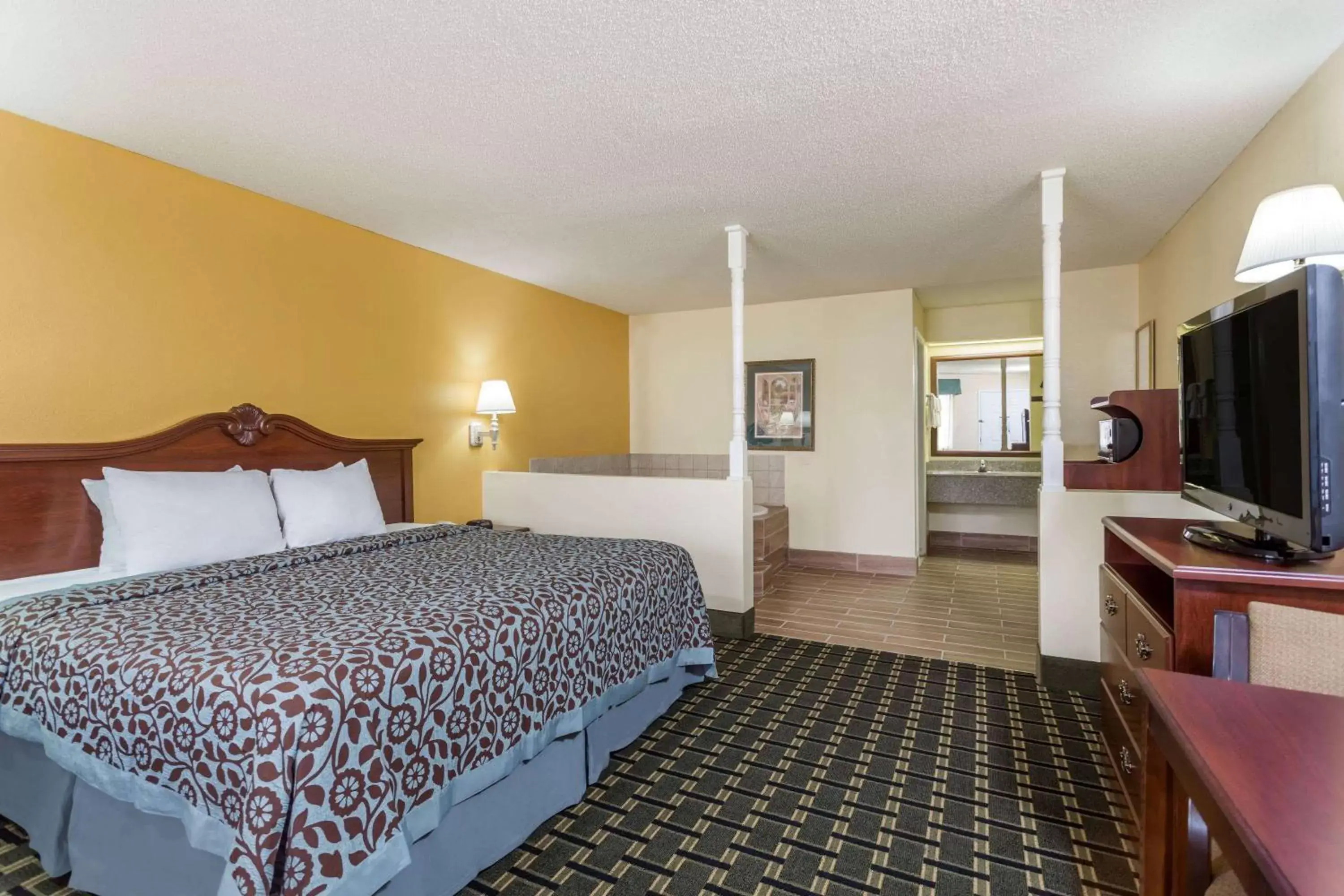 Photo of the whole room, Bed in Days Inn & Suites by Wyndham Warner Robins Near Robins AFB