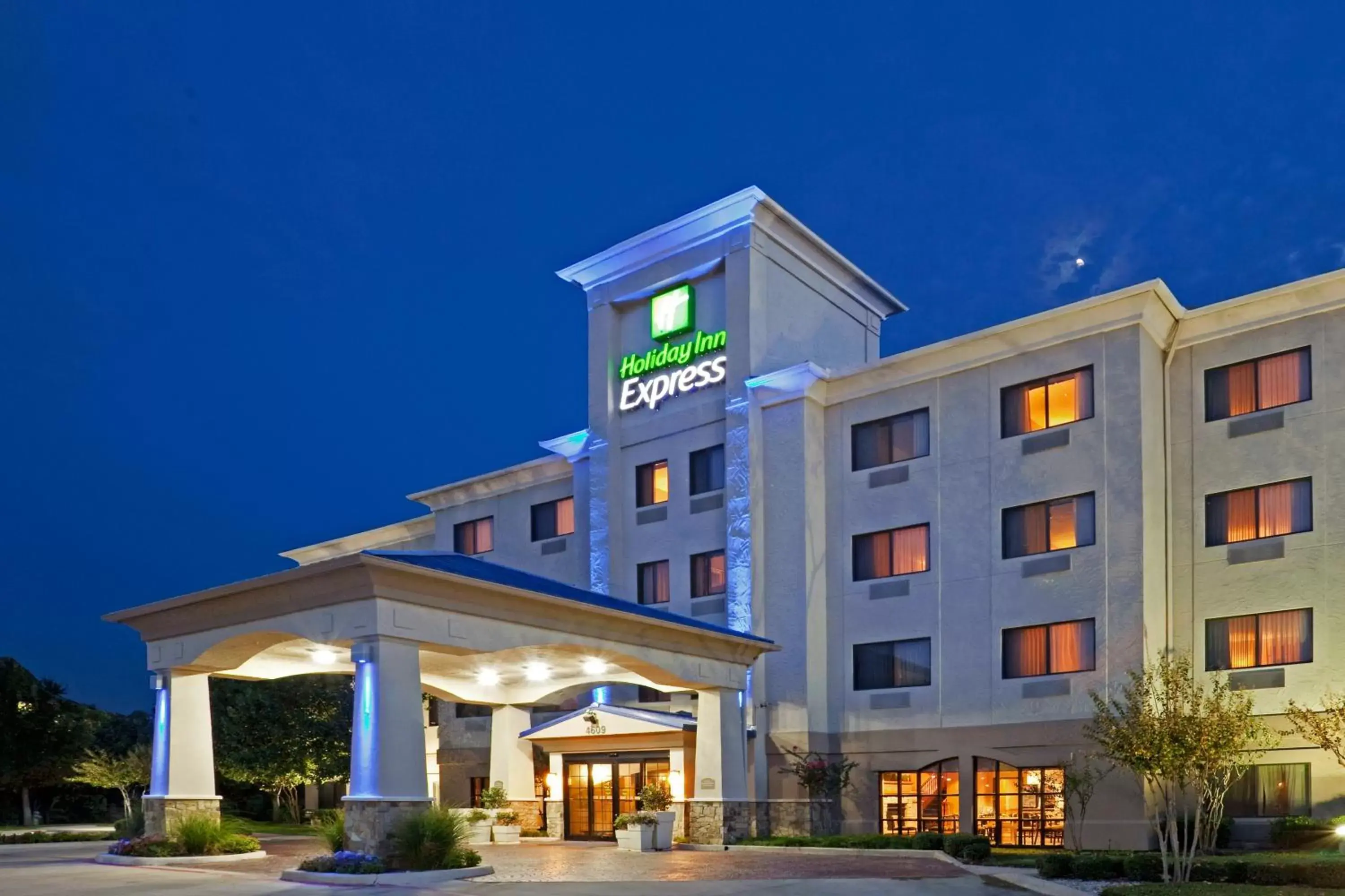 Property building in Holiday Inn Express Hotel and Suites Fort Worth/I-20