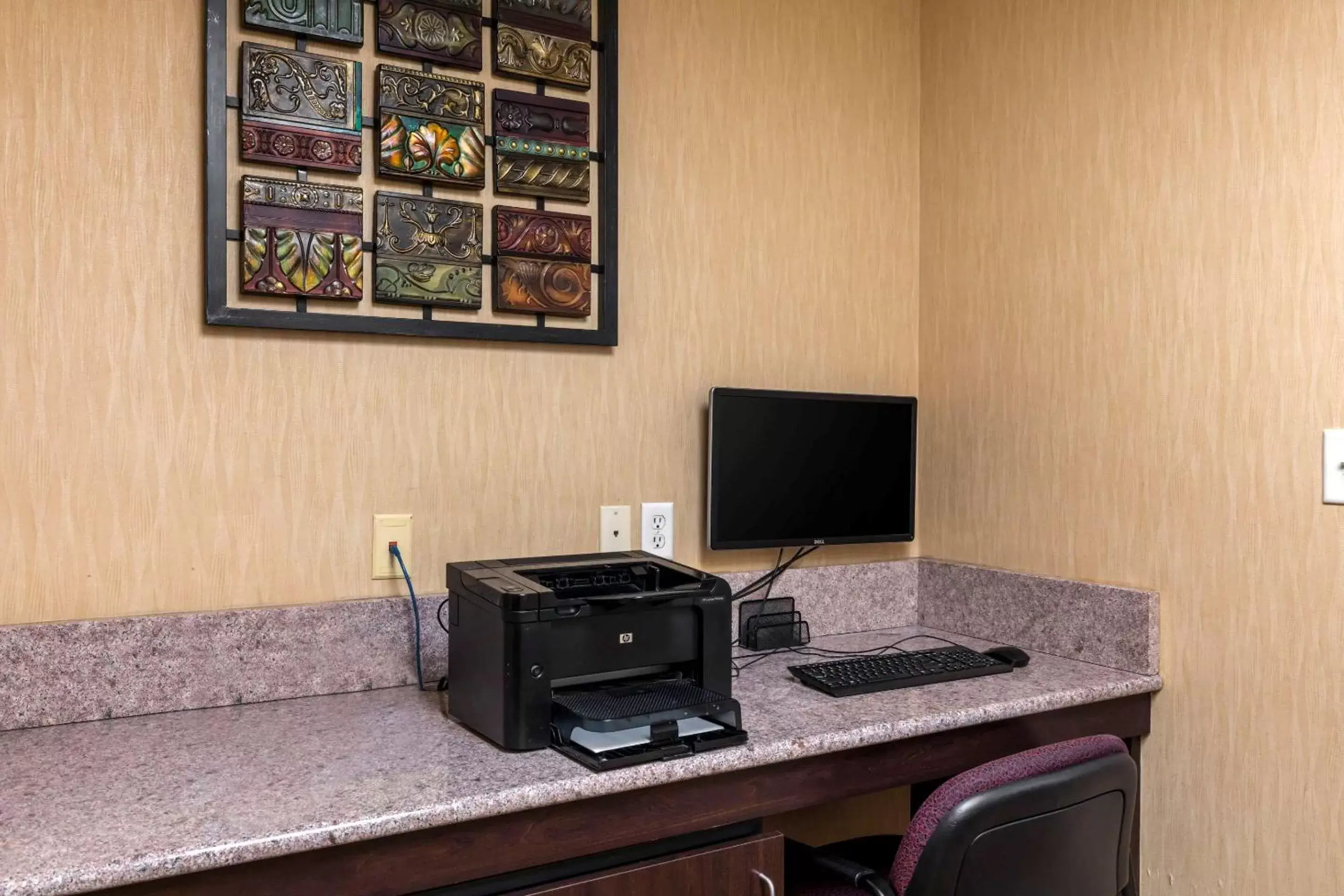 Business facilities, TV/Entertainment Center in Comfort Suites DFW Airport