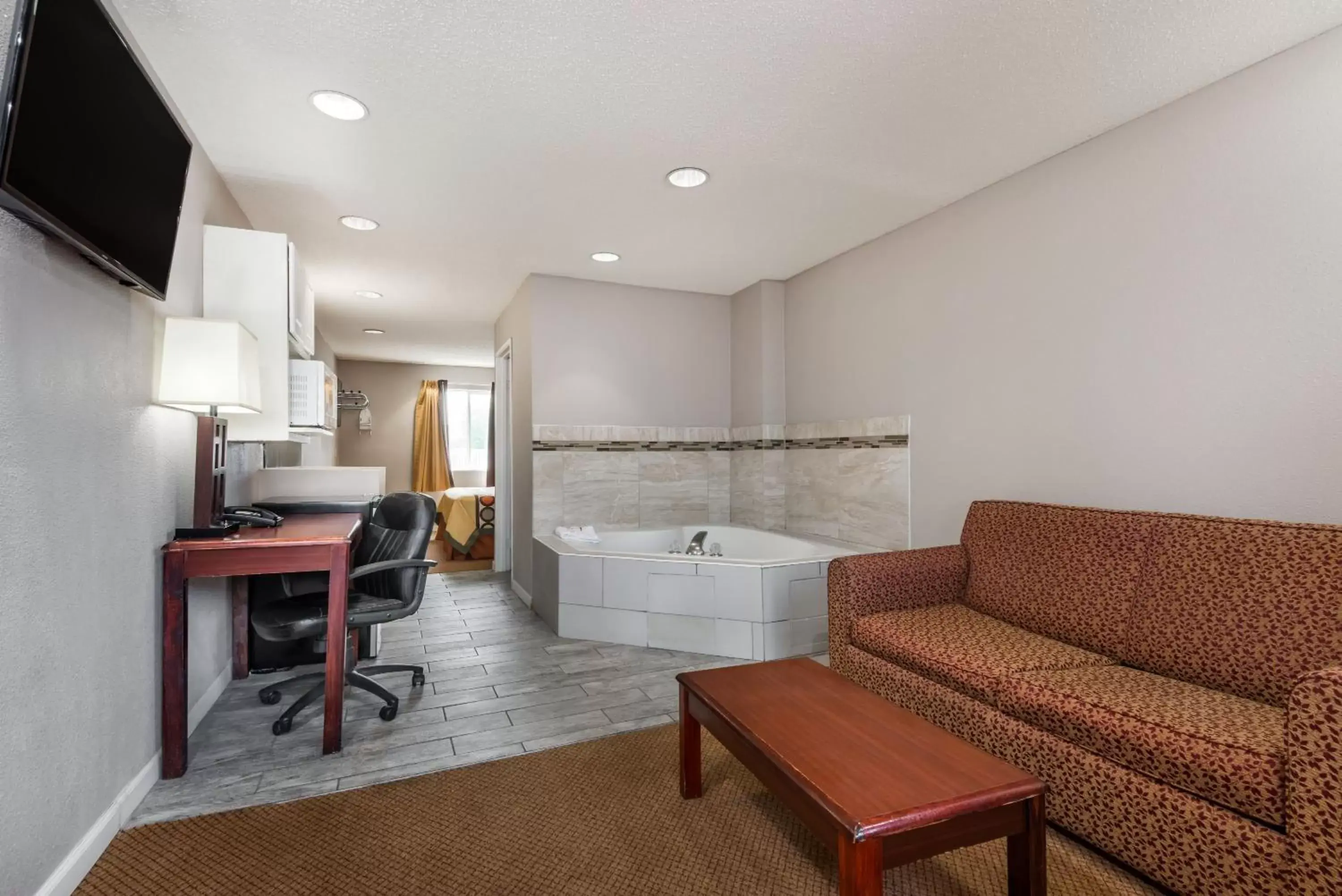 King Suite with Jetted Tub - Non-Smoking in Super 8 by Wyndham Indianapolis/NE/Castleton Area