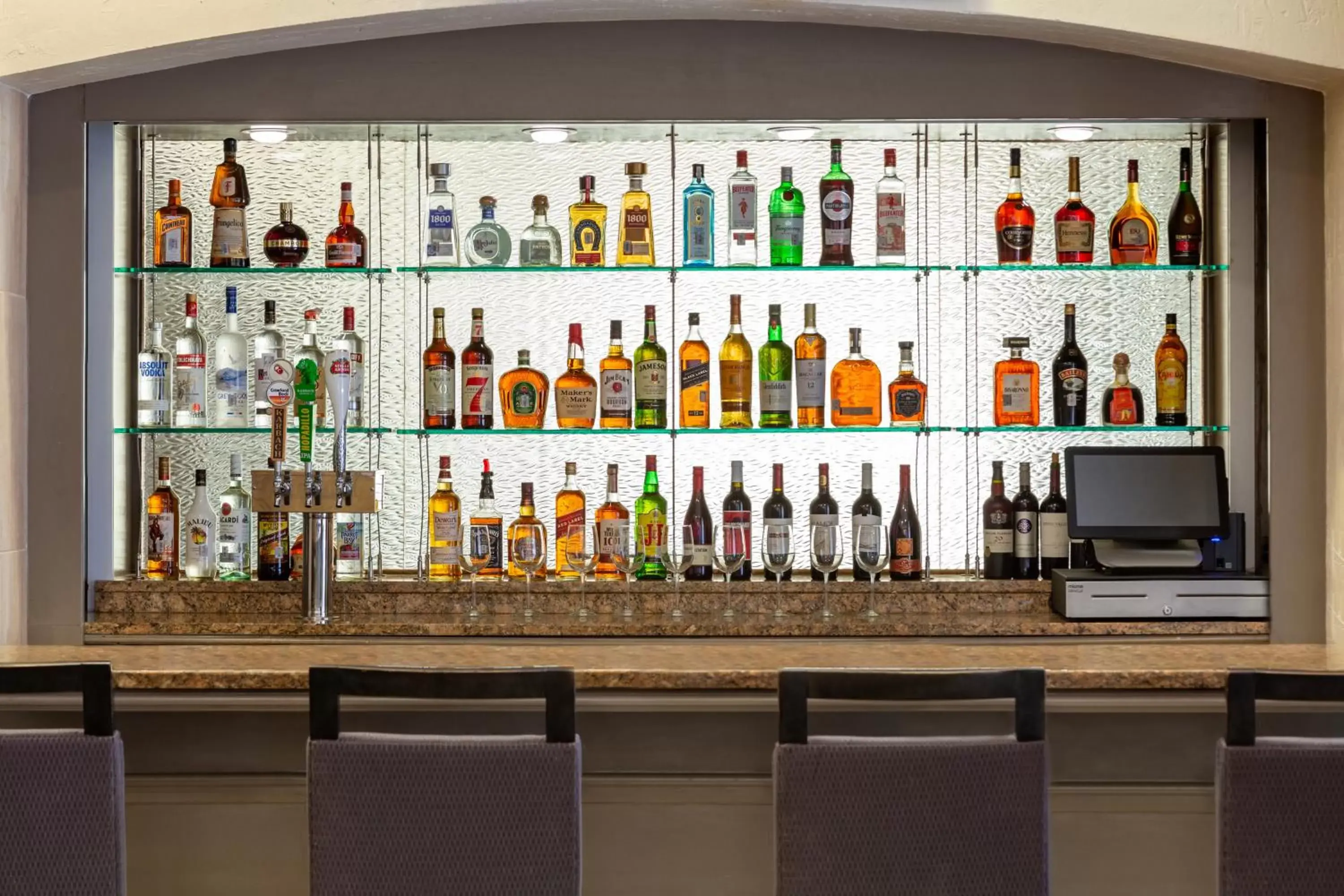 Lounge or bar, Lounge/Bar in DoubleTree by Hilton Houston Medical Center Hotel & Suites