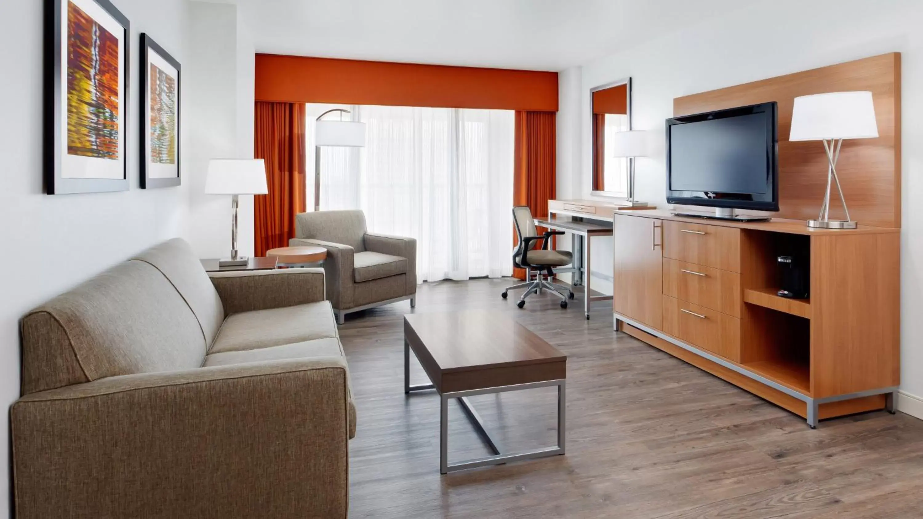 Photo of the whole room, Seating Area in Holiday Inn San Antonio-Riverwalk, an IHG Hotel