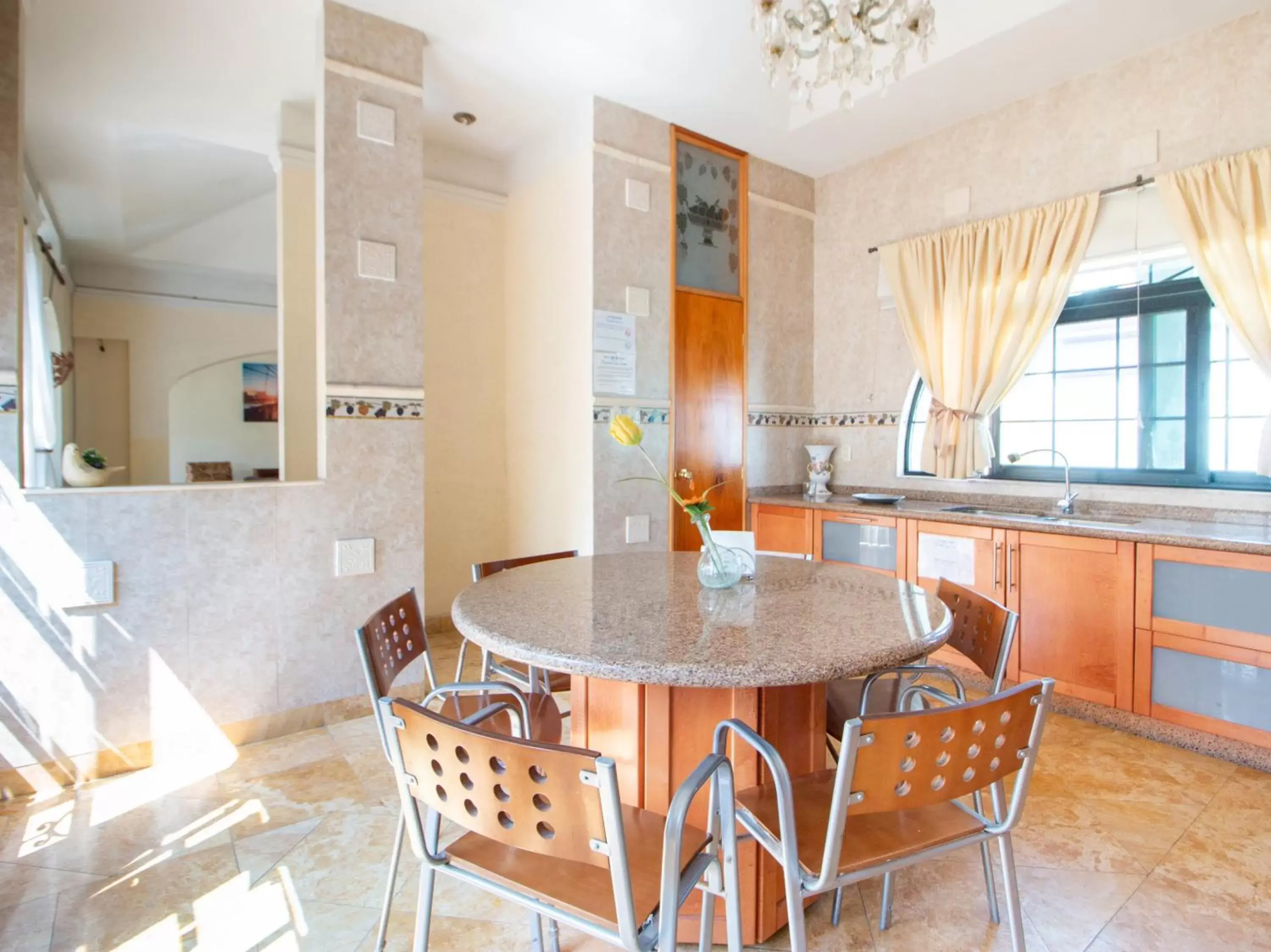 Kitchen or kitchenette, Dining Area in Capital O San Jose, San Luis Potosi