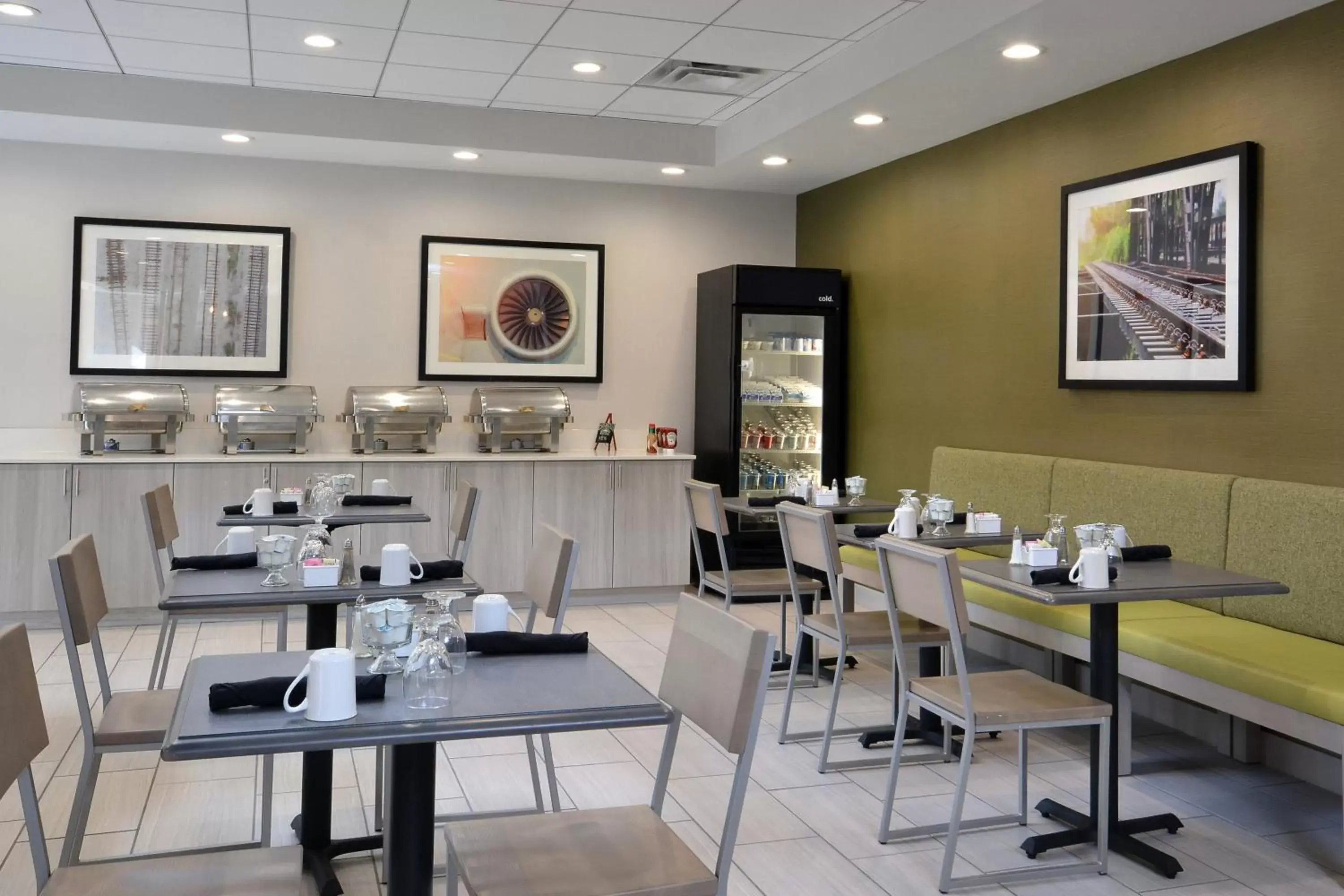 Restaurant/places to eat in Holiday Inn Raleigh Durham Airport by IHG Restaurant/places to eat in Holiday Inn Raleigh Durham Airport by IHG
