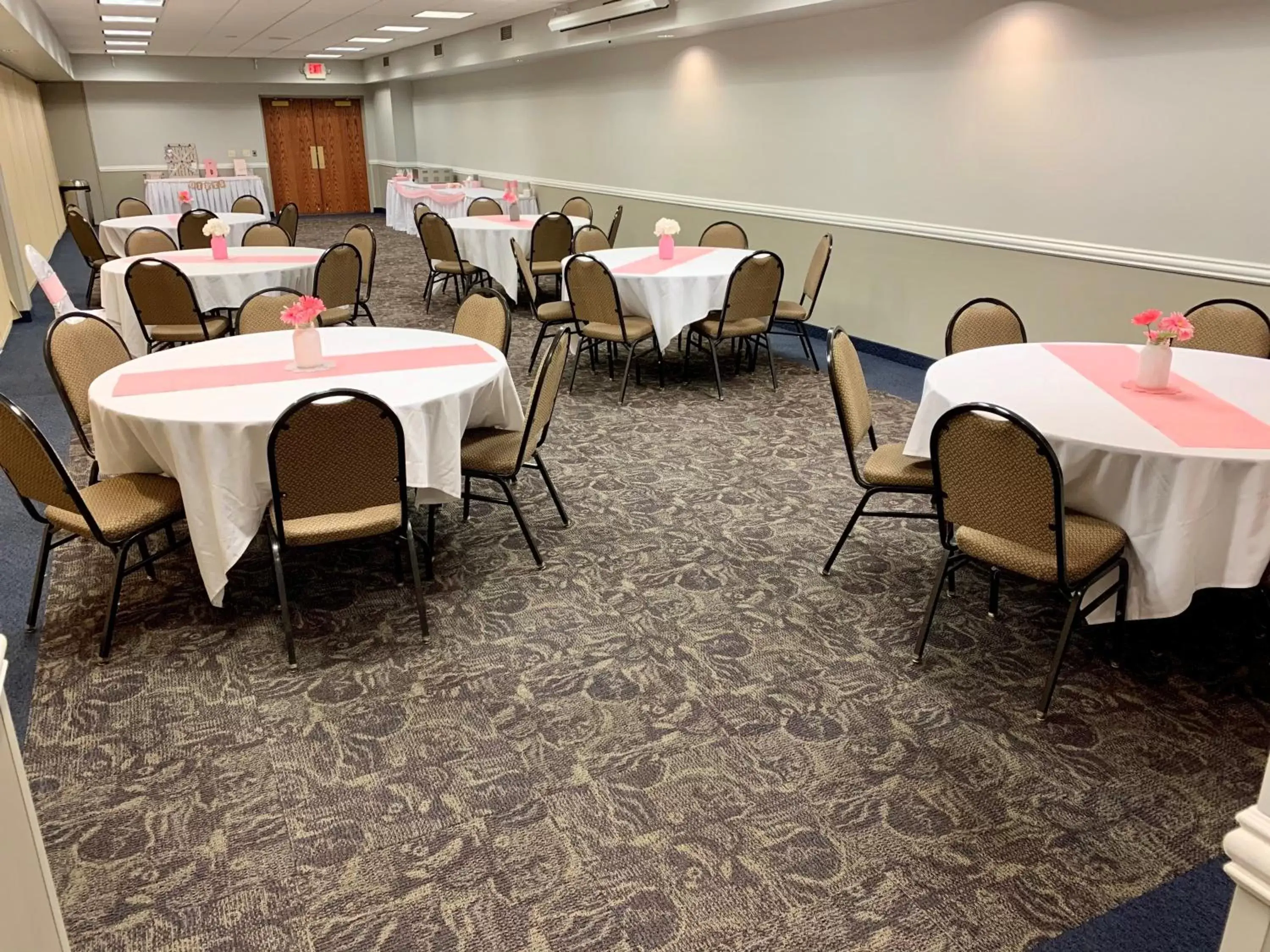 Banquet/Function facilities, Restaurant/Places to Eat in AmericInn by Wyndham Mankato Event Center near MSU