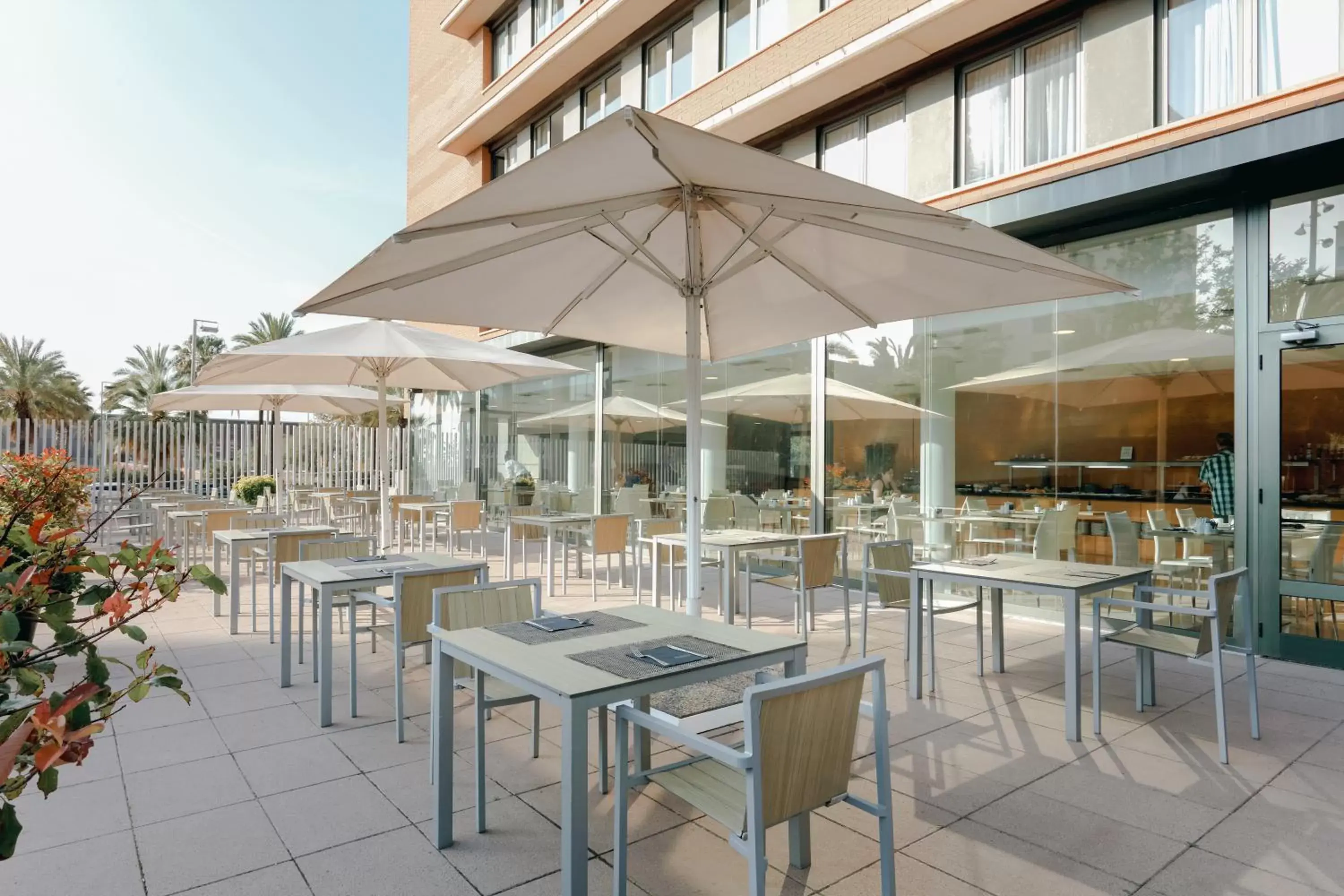 Balcony/Terrace, Restaurant/Places to Eat in Hesperia Barcelona Del Mar