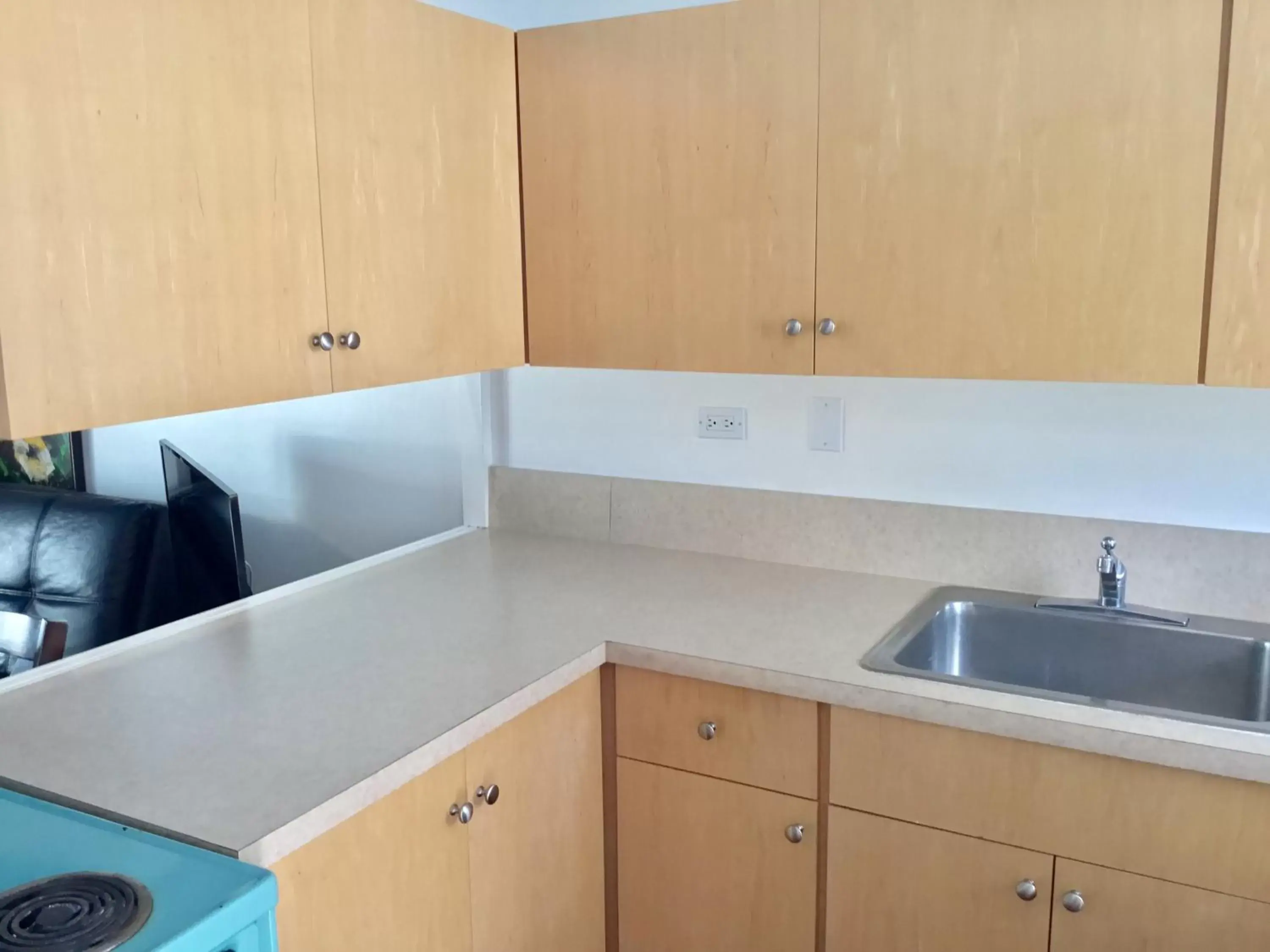 Kitchen or kitchenette, Kitchen/Kitchenette in Holiday Surf Hotel (with full kitchen)