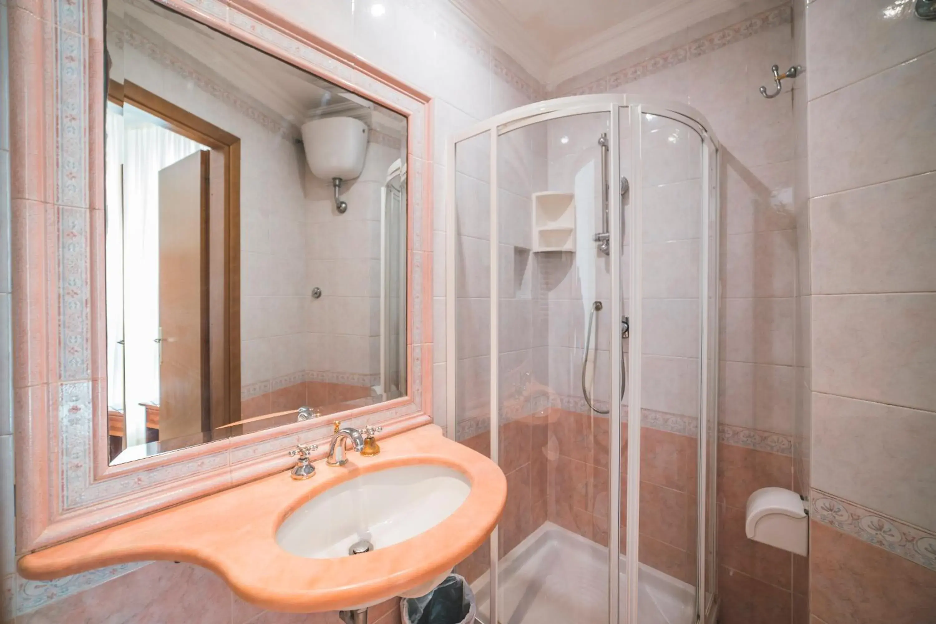 Shower, Bathroom in Hotel San Giusto