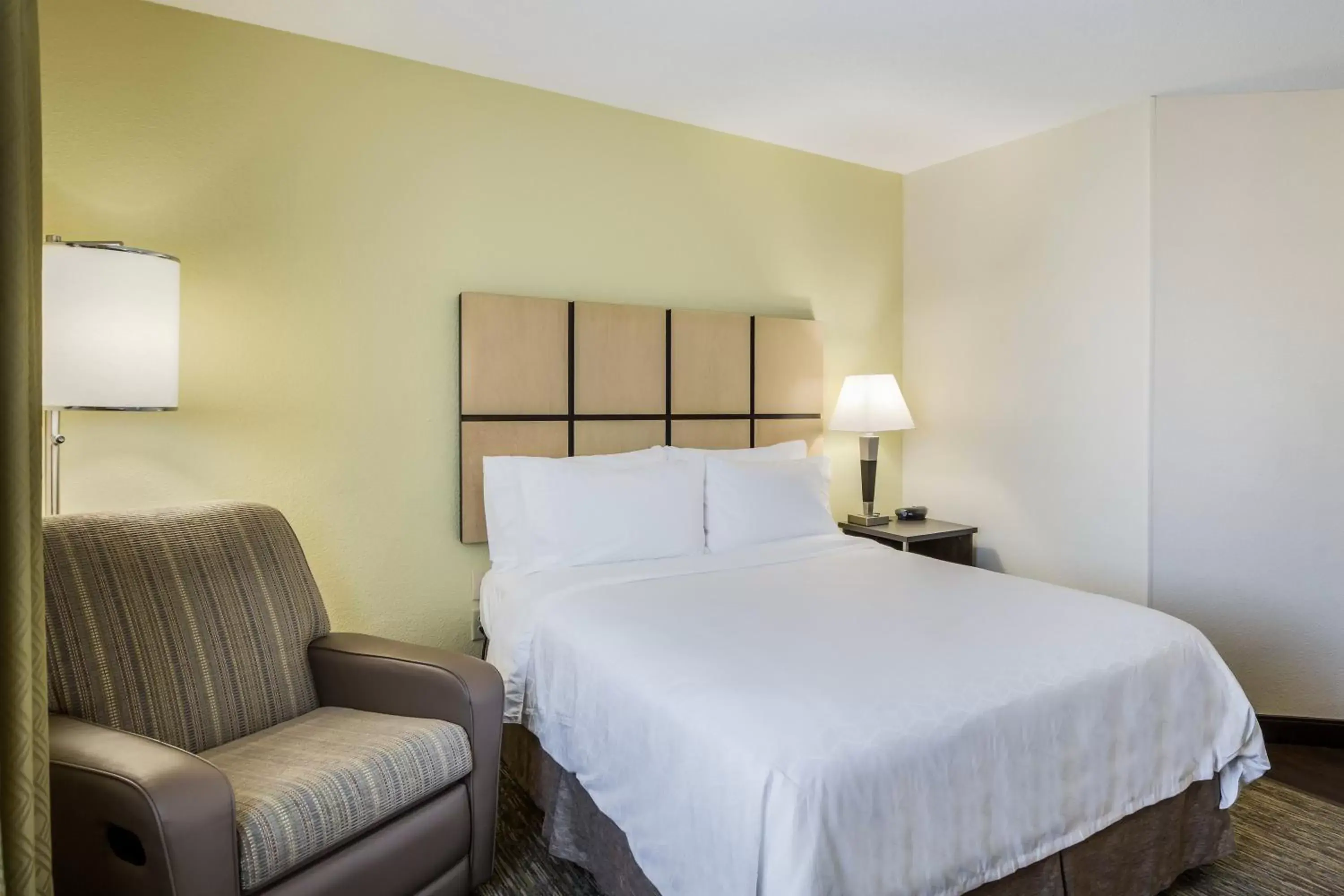 Photo of the whole room, Bed in Candlewood Suites Virginia Beach Town Center, an IHG Hotel