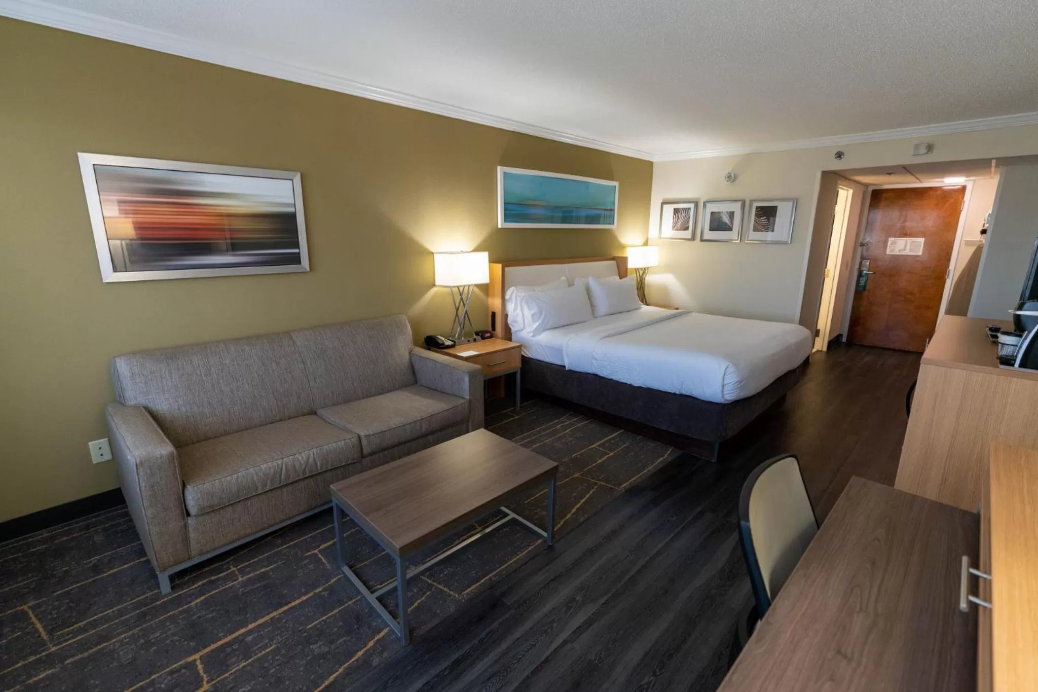 Photo of the whole room, Bed in Holiday Inn Greenville by IHG