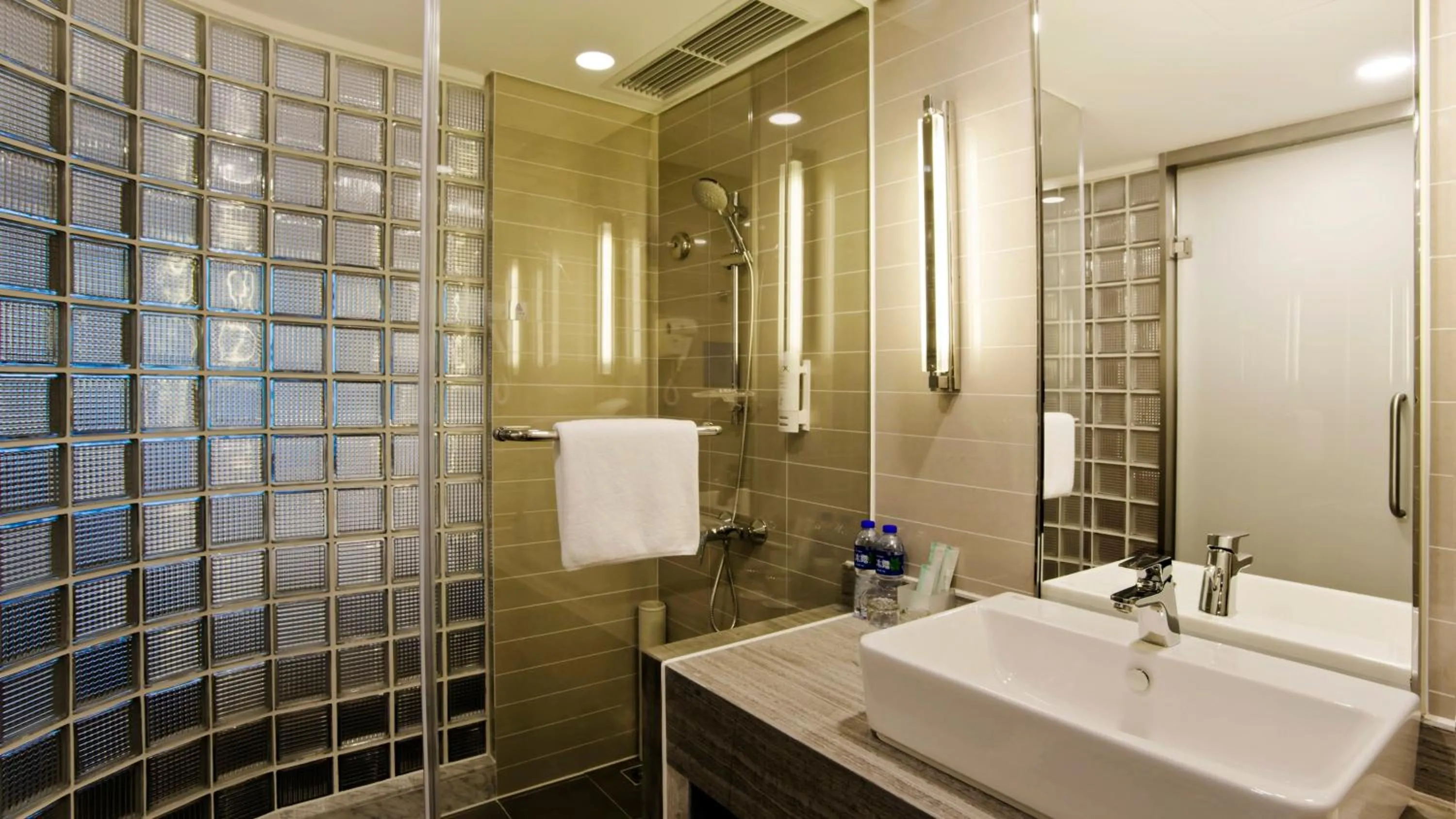 Bathroom in Holiday Inn Express Xi'an High-Tech Zone by IHG