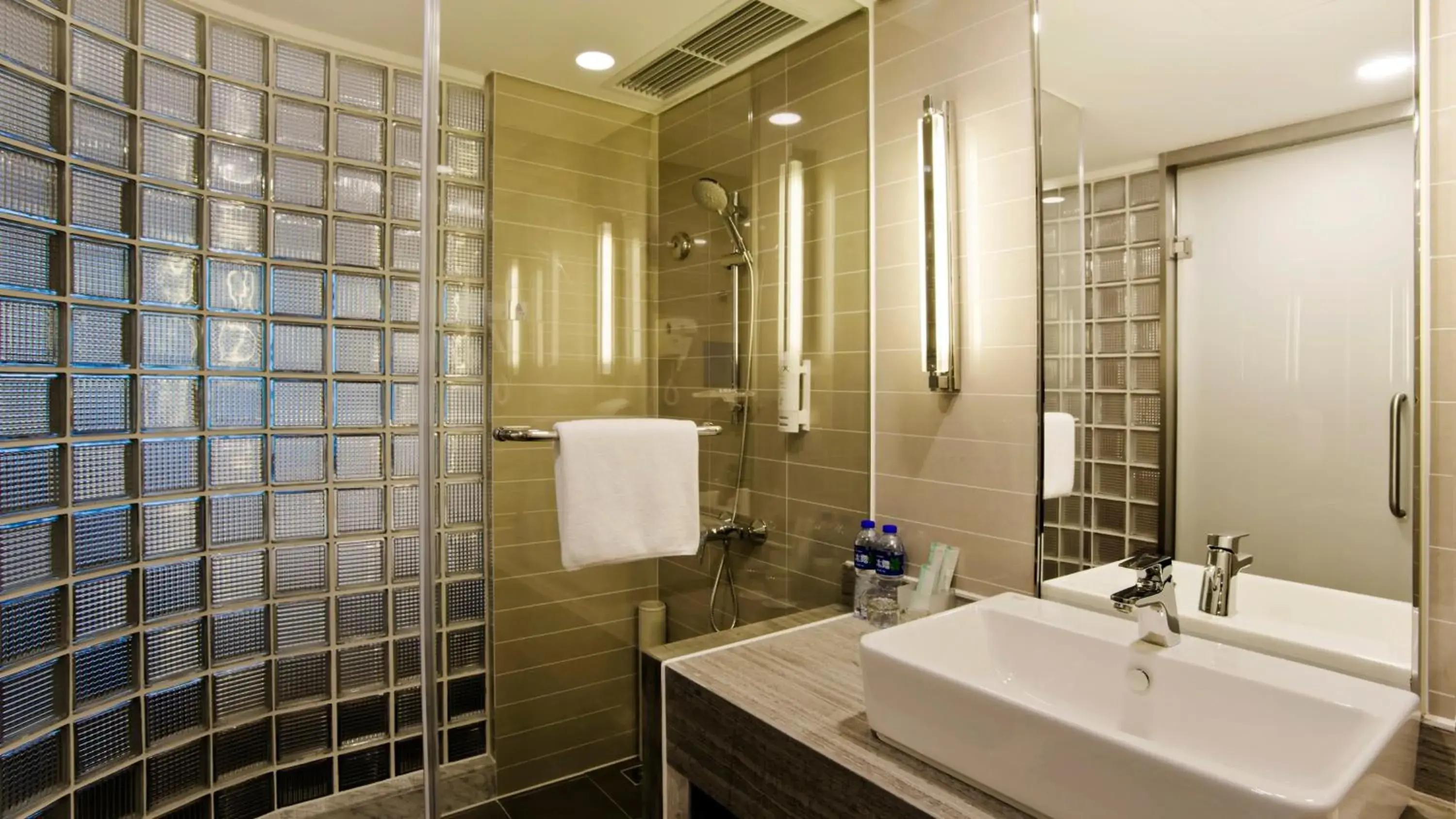 Bathroom in Holiday Inn Express Xi'an High-Tech Zone, an IHG Hotel