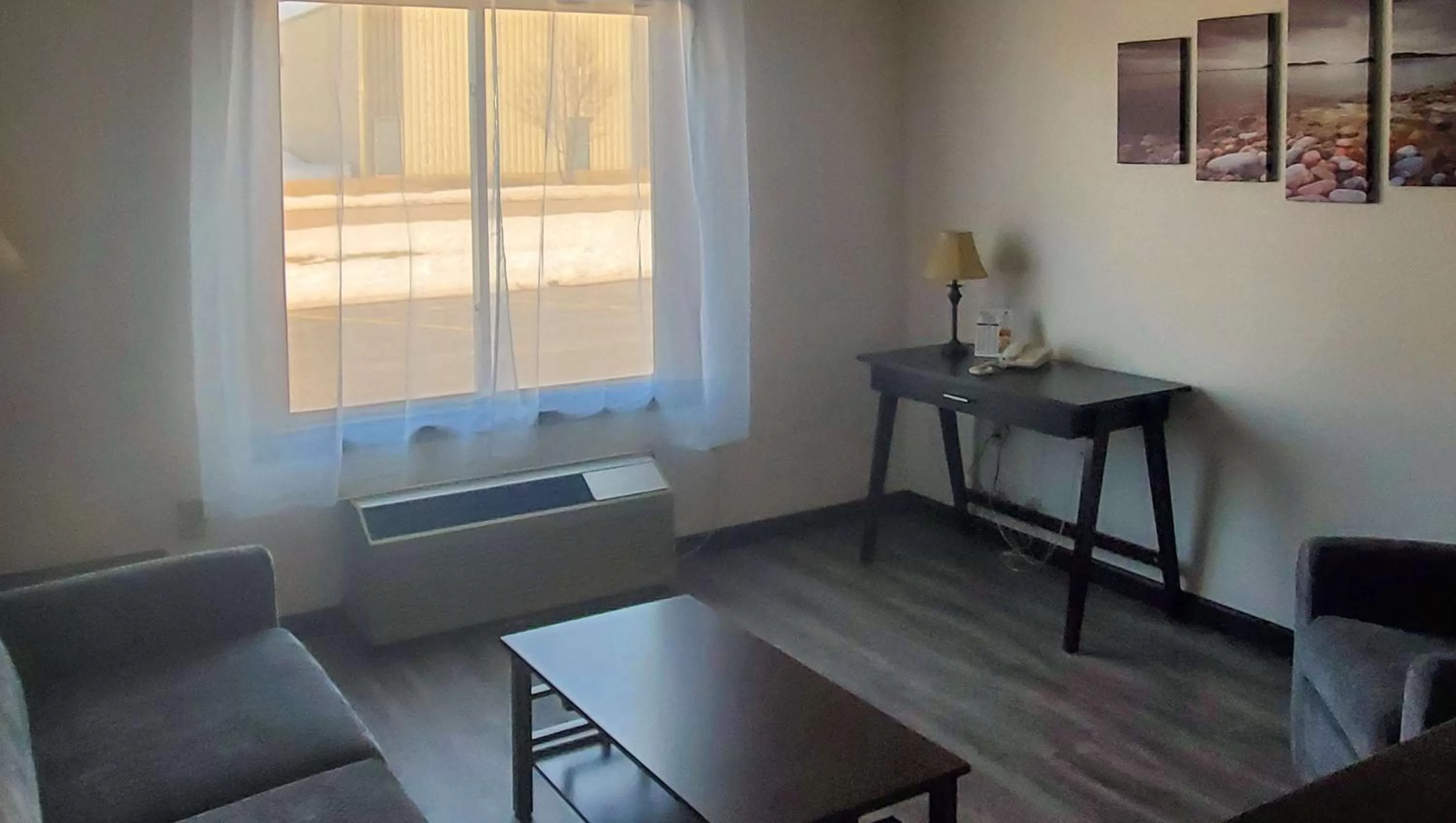 Photo of the whole room in Jasper Ridge Inn Ishpeming