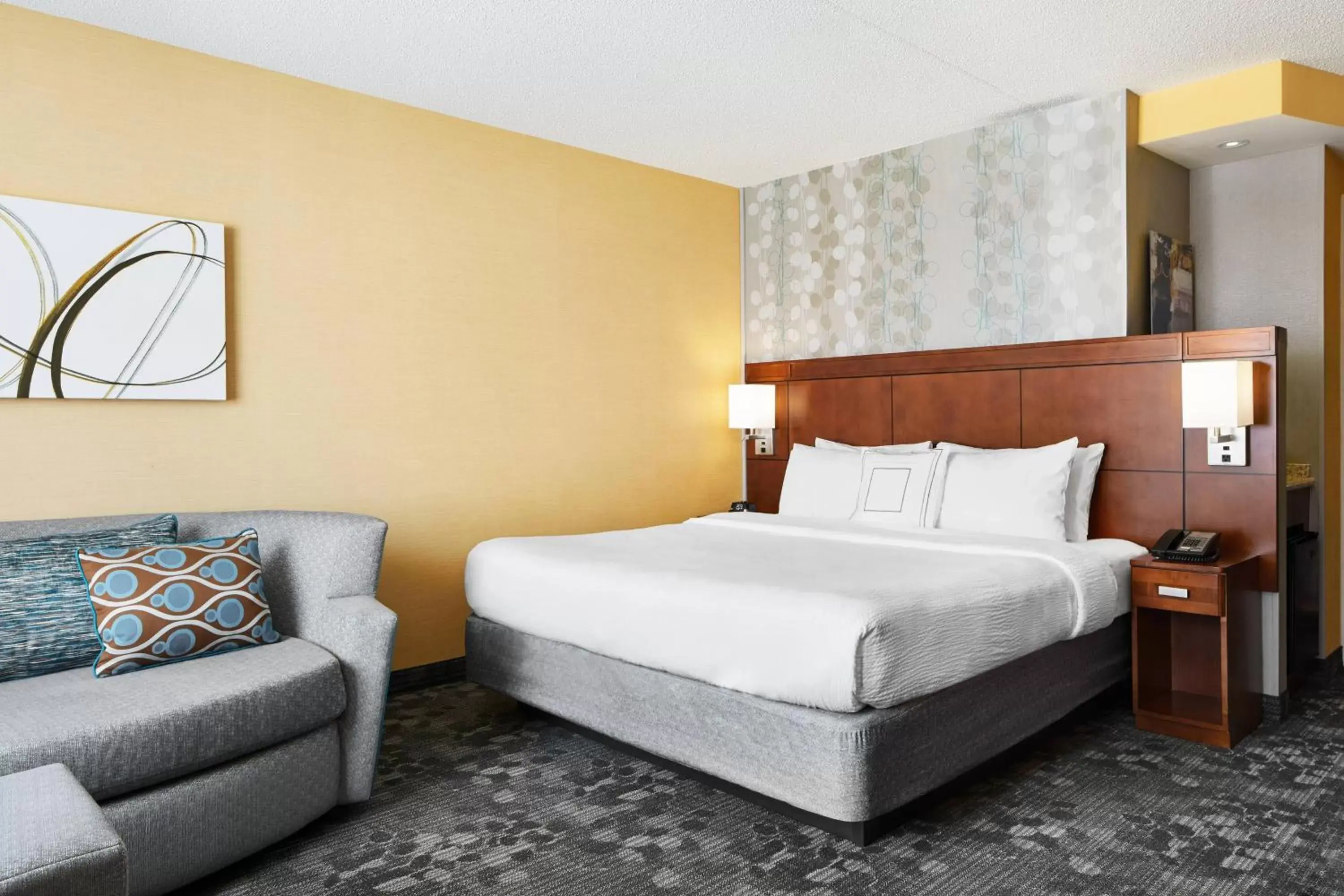 Photo of the whole room, Bed in Courtyard by Marriott Newark Downtown