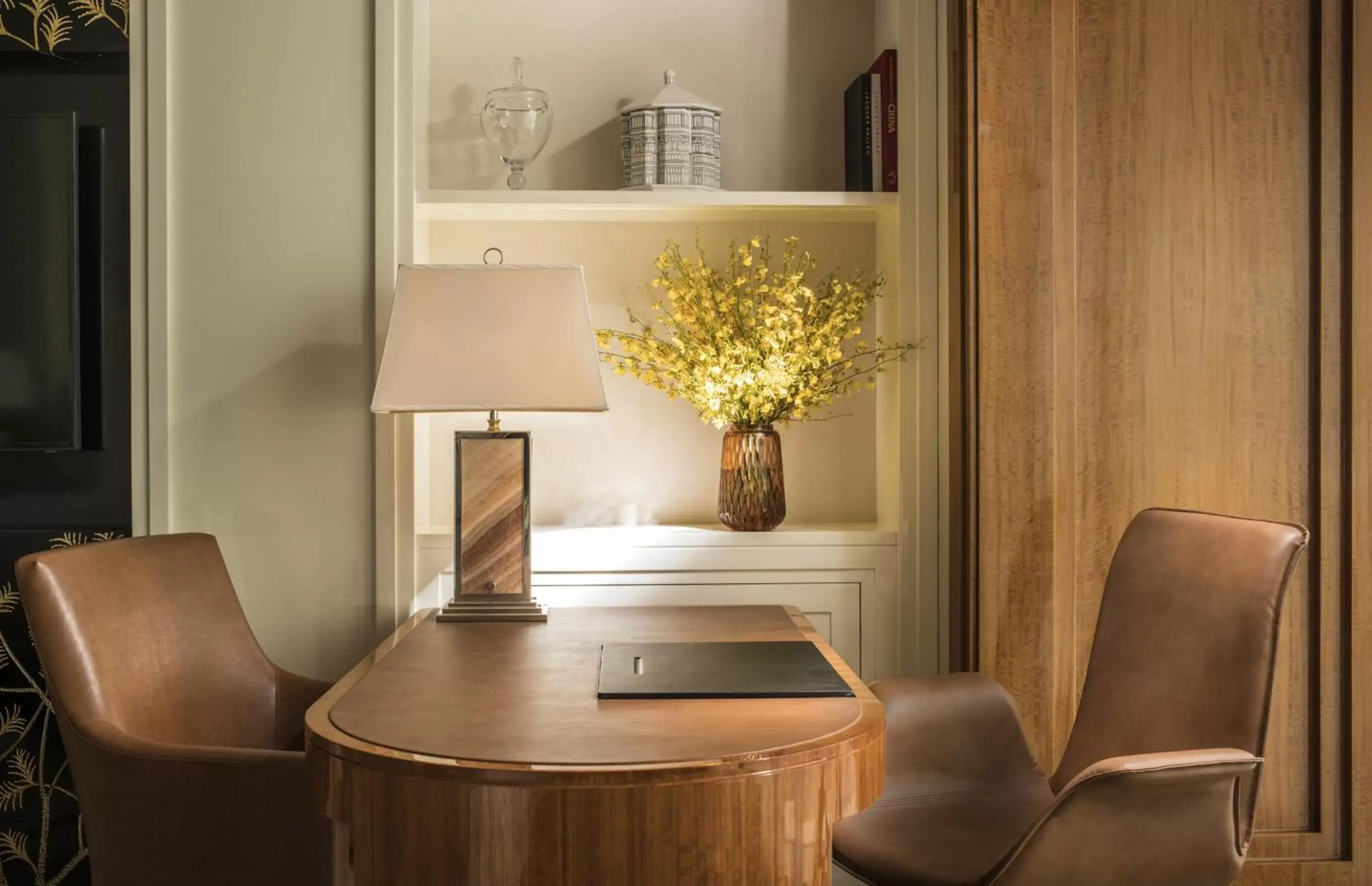 hair dresser, Seating Area in Four Seasons Hotel Tianjin